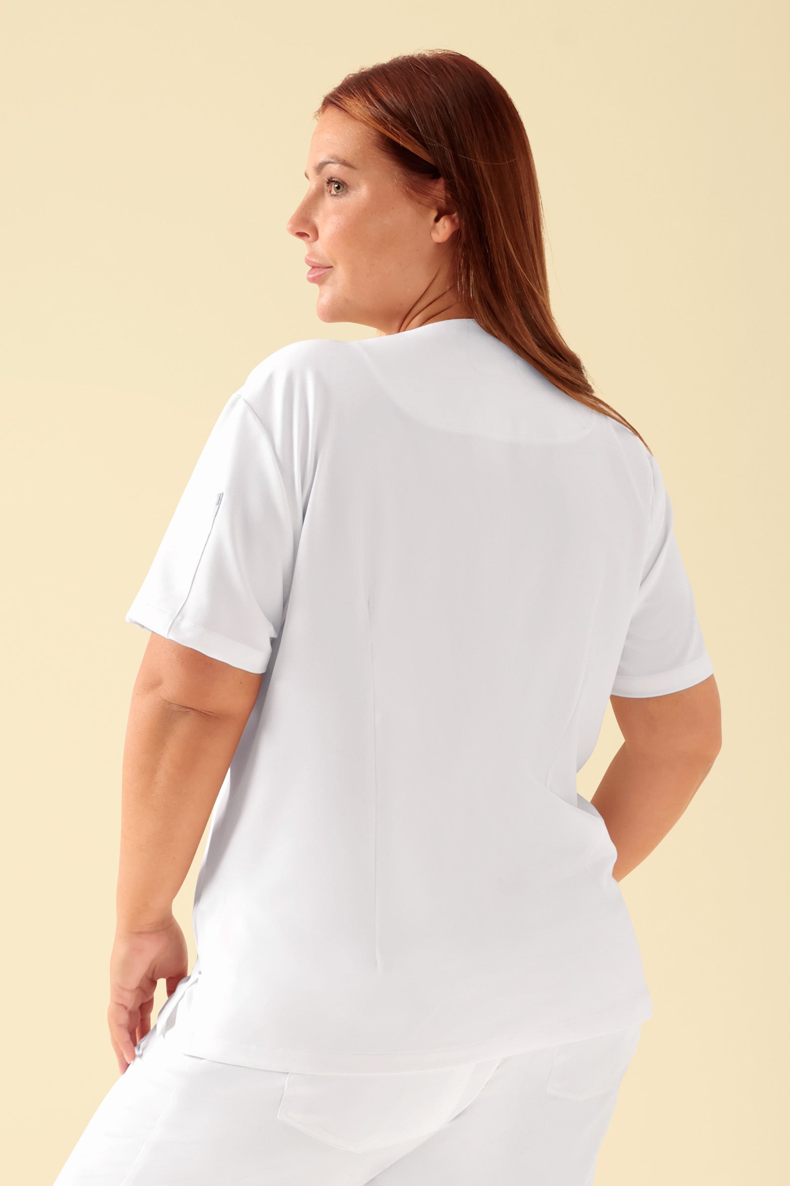 KAERE Schlupfkasack Damen - V-Ausschnitt weiß, Rückansicht Das Model ist 173 cm groß und trägt Größe XL