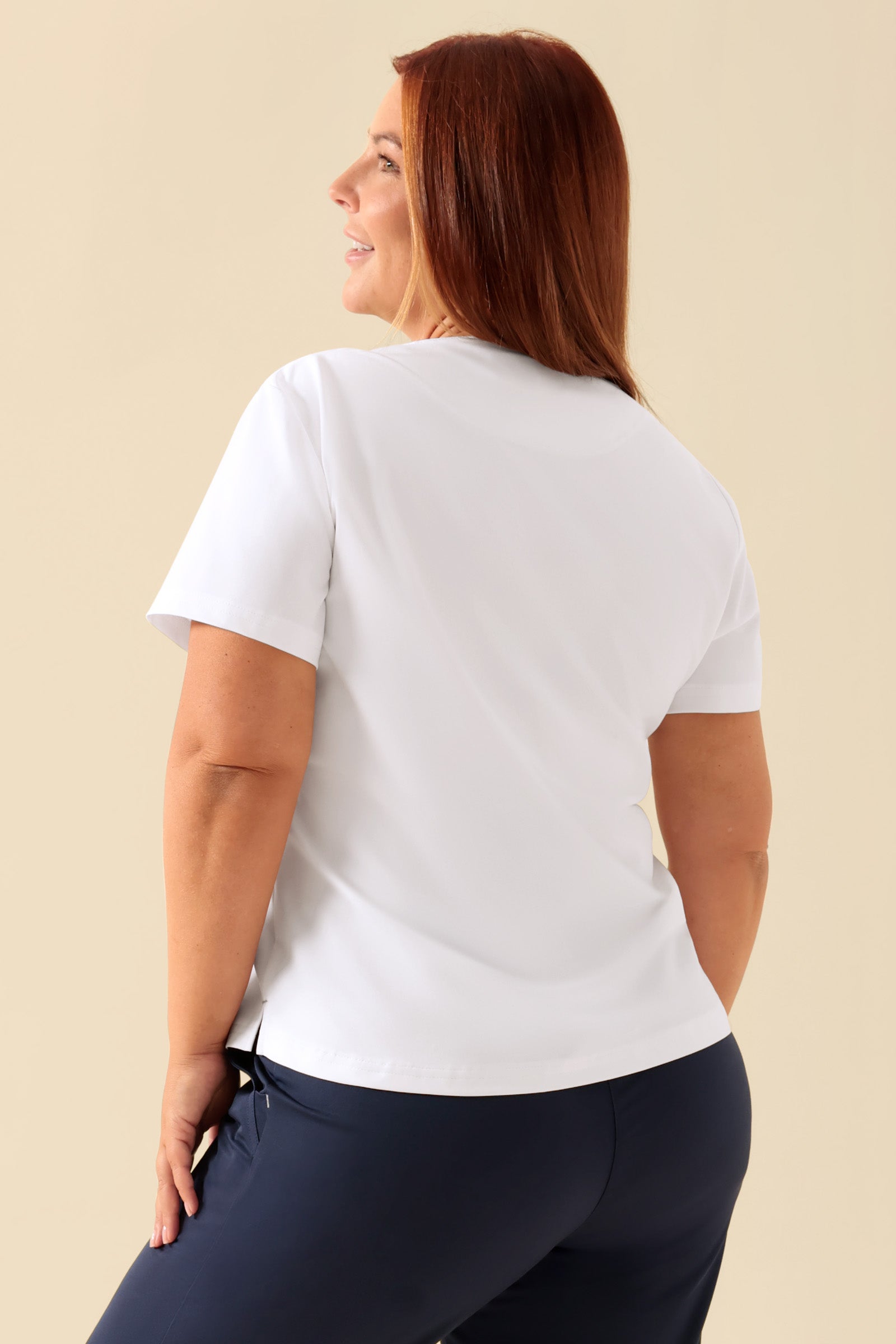 KAERE Shirt Damen - Rundhalsausschnitt weiß, Rückansicht Das Model ist 173 cm groß und trägt Größe XL