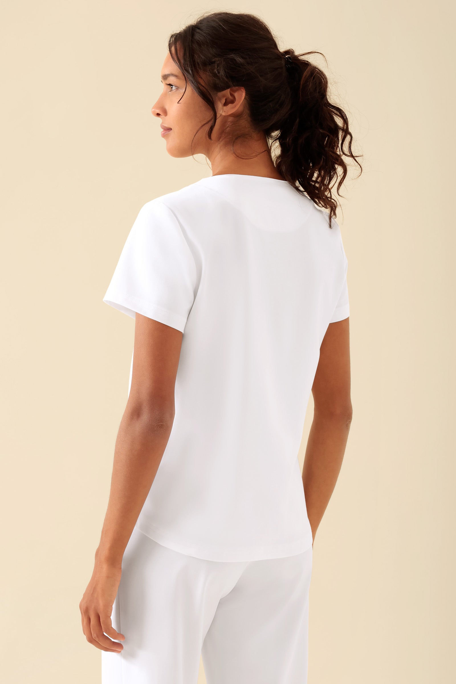 KAERE Shirt Damen - Rundhalsausschnitt weiß, Rückansicht Das Model ist 176 cm groß und trägt Größe S