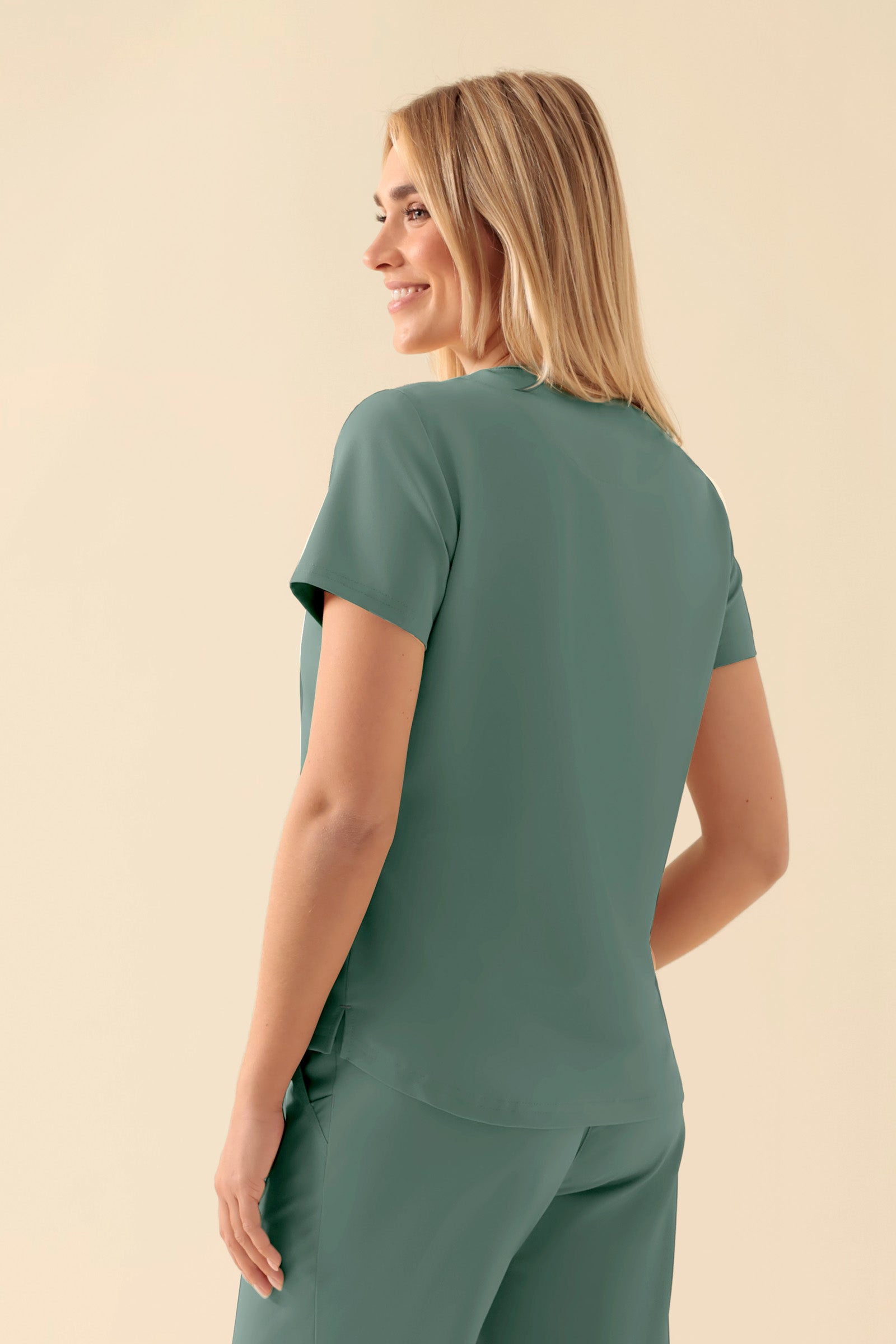 KAERE Shirt Damen - Rundhalsausschnitt dunkelgrün, Rückansicht Das Model ist 177 cm groß und trägt Größe S