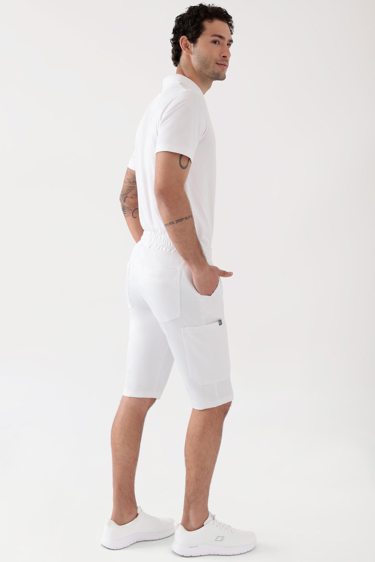 COMFY FLEX Stretch Hose Unisex - Bermuda weiß, Rückansicht Das Model ist 188 cm groß und trägt Größe M