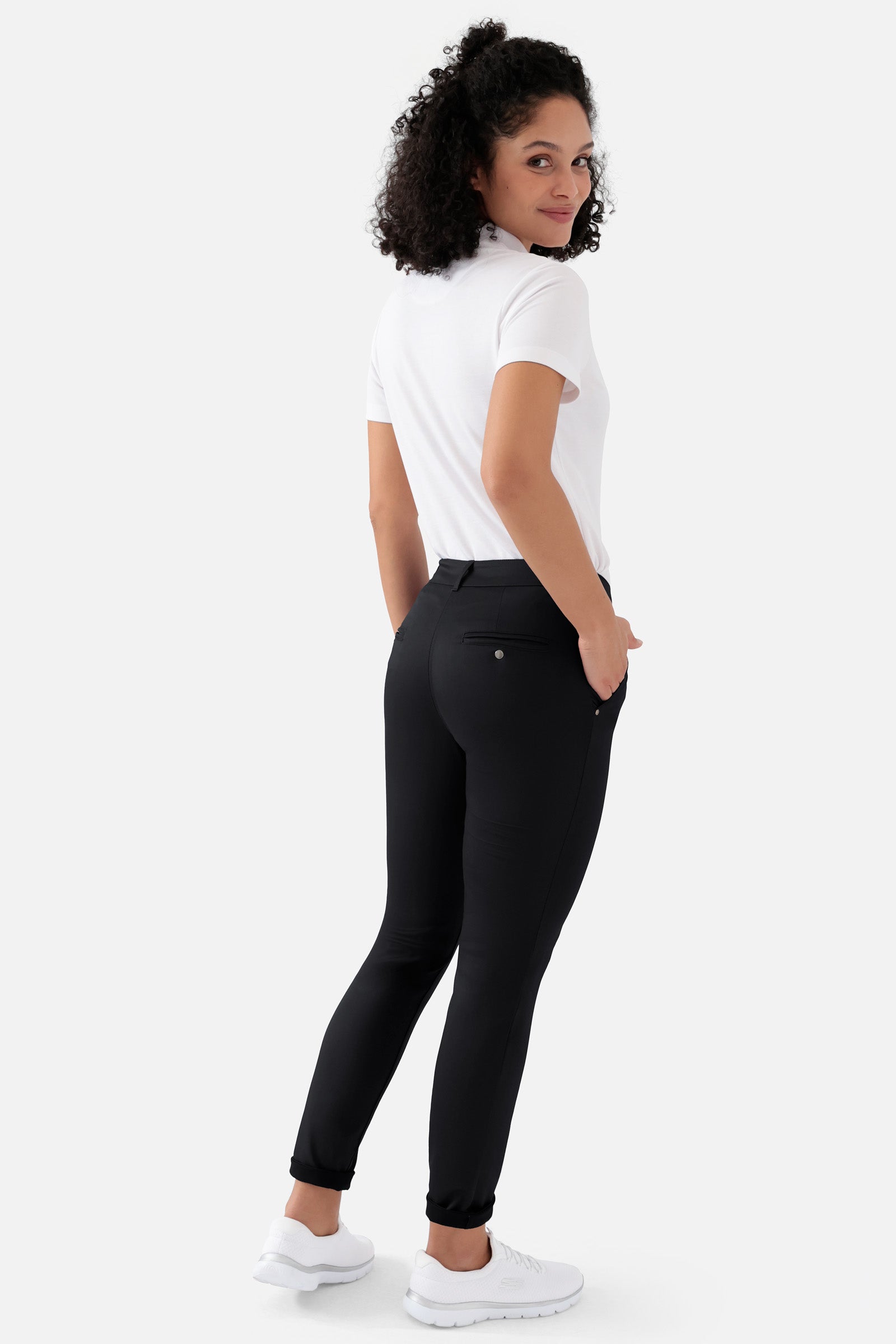 COMFY FLEX Hose Damen - Chino Style schwarz, Rückansicht Das Model ist 176 cm groß und trägt Größe 36