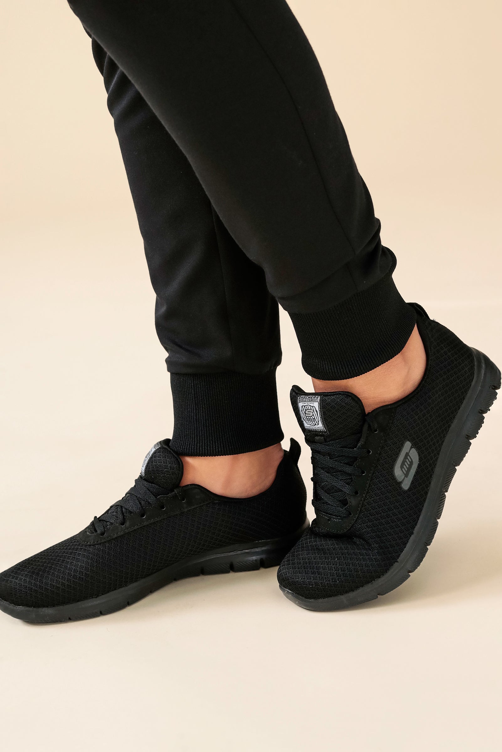 KAERE Hose Damen - Saumbündchen mit Beintaschen schwarz