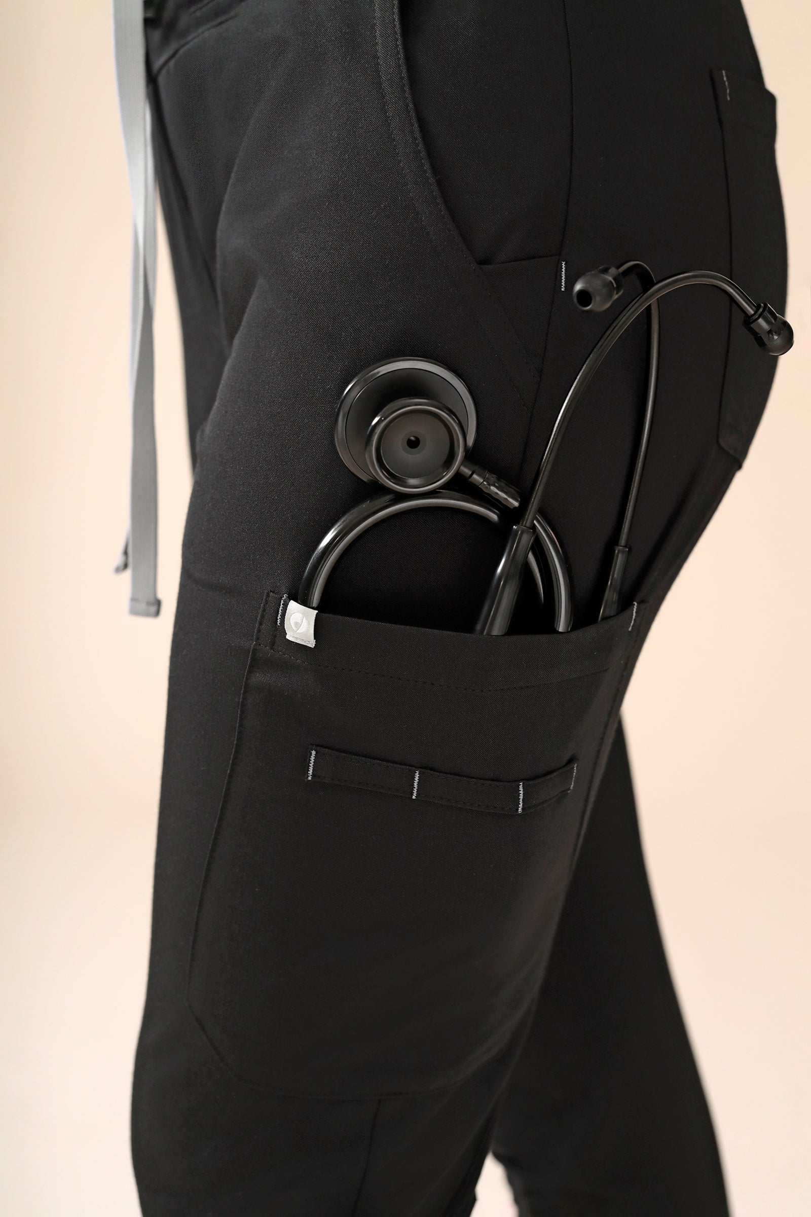 KAERE Hose Damen - Saumbündchen mit Beintaschen schwarz