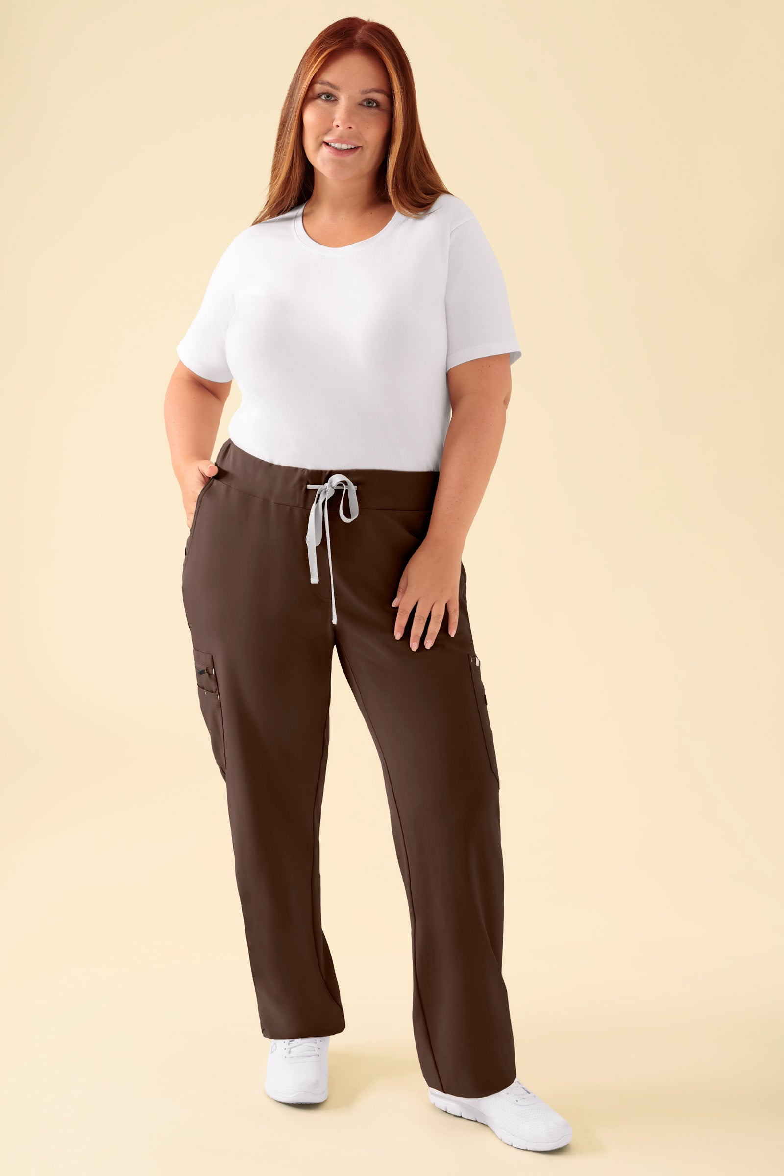 KAERE Hose Damen - gerader Saum mit Beintaschen coffee, Vorderansicht Das Model ist 173 cm groß und trägt Größe XL