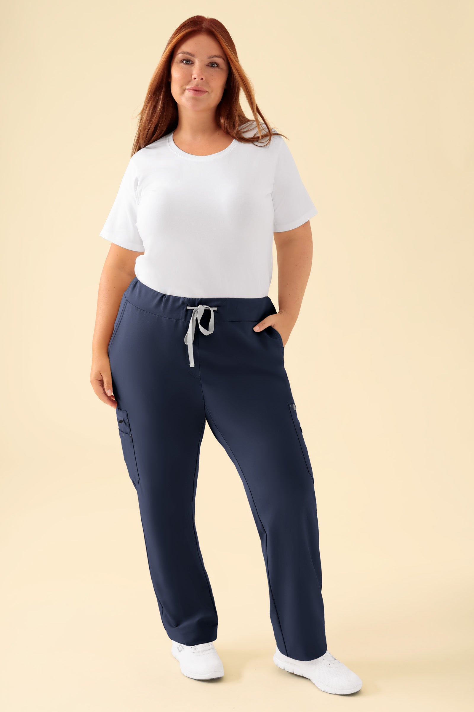 KAERE Hose Damen - gerader Saum mit Beintaschen navy, Vorderansicht Das Model ist 173 cm groß und trägt Größe XL
