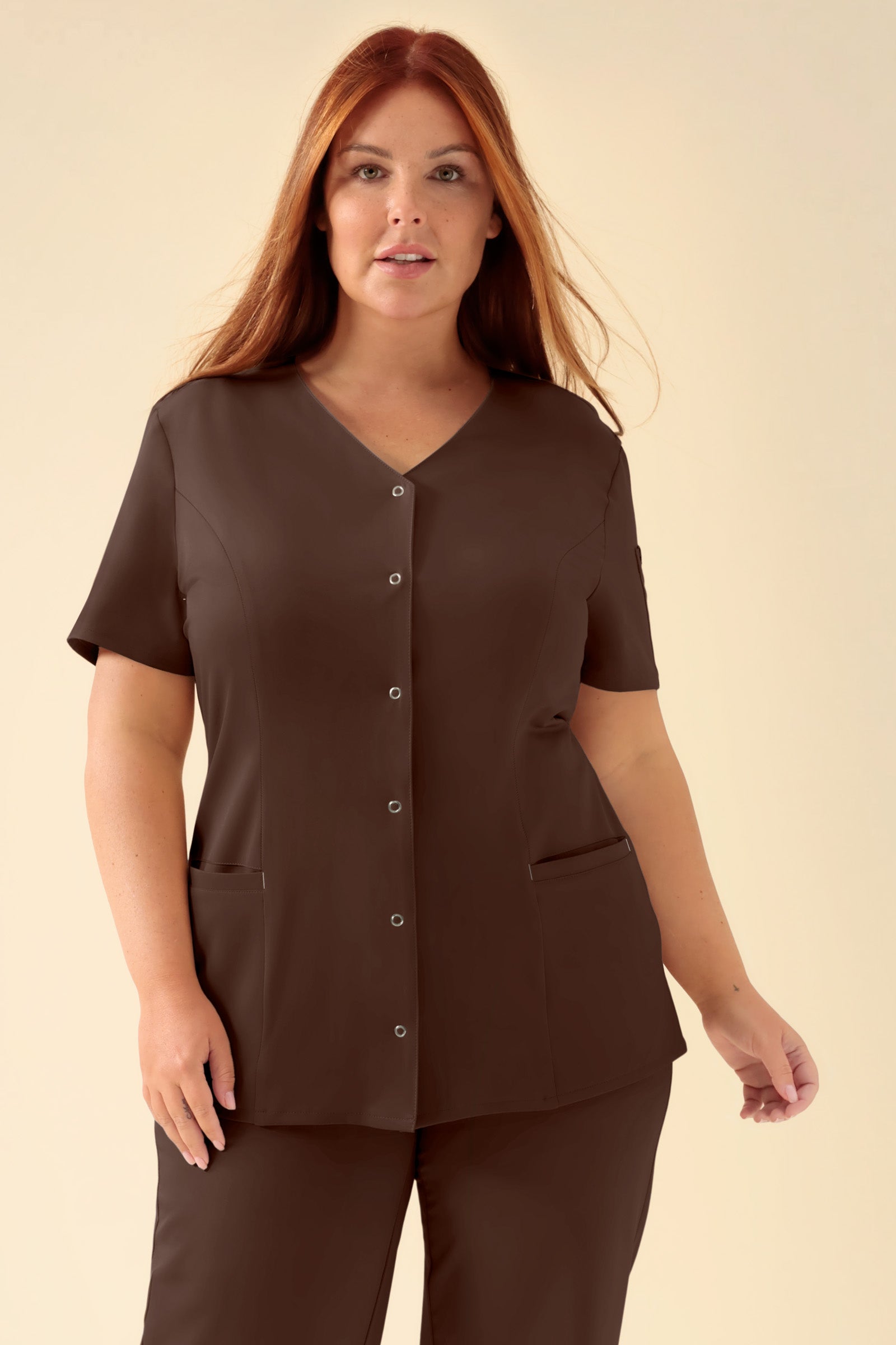 KAERE Kasack Damen - durchgeknöpft coffee, Vorderansicht Das Model ist 173 cm groß und trägt Größe XL