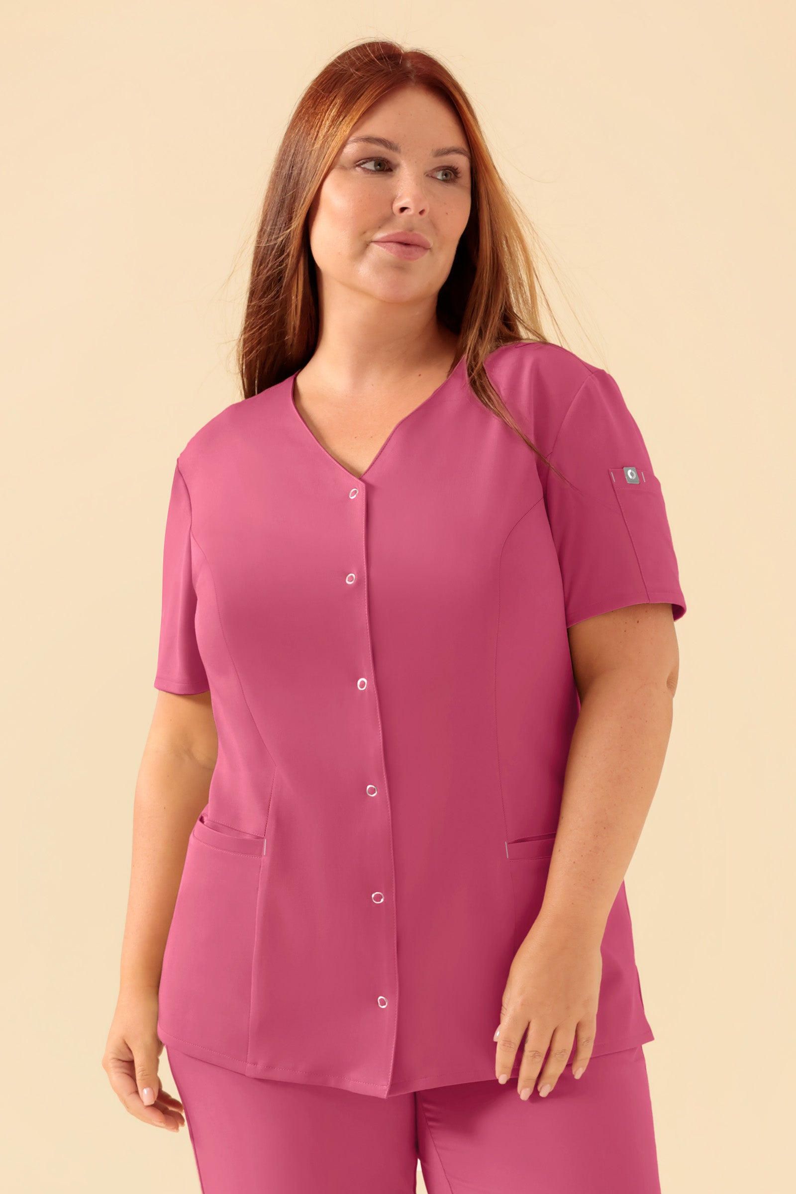 KAERE Kasack Damen - durchgeknöpft rosenholz, Vorderansicht Das Model ist 173 cm groß und trägt Größe XL