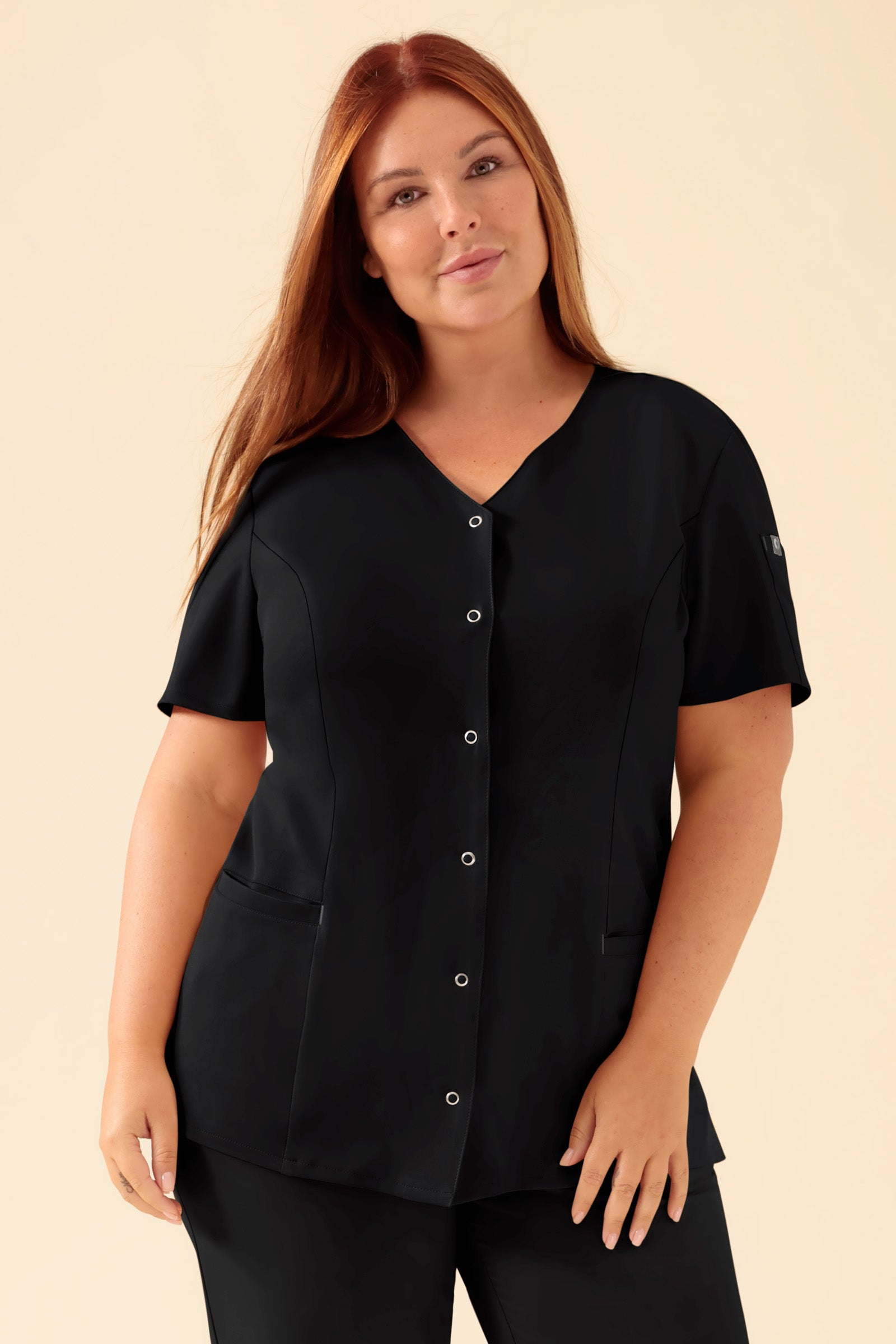 KAERE Kasack Damen - durchgeknöpft schwarz, Vorderansicht Das Model ist 173 cm groß und trägt Größe XL