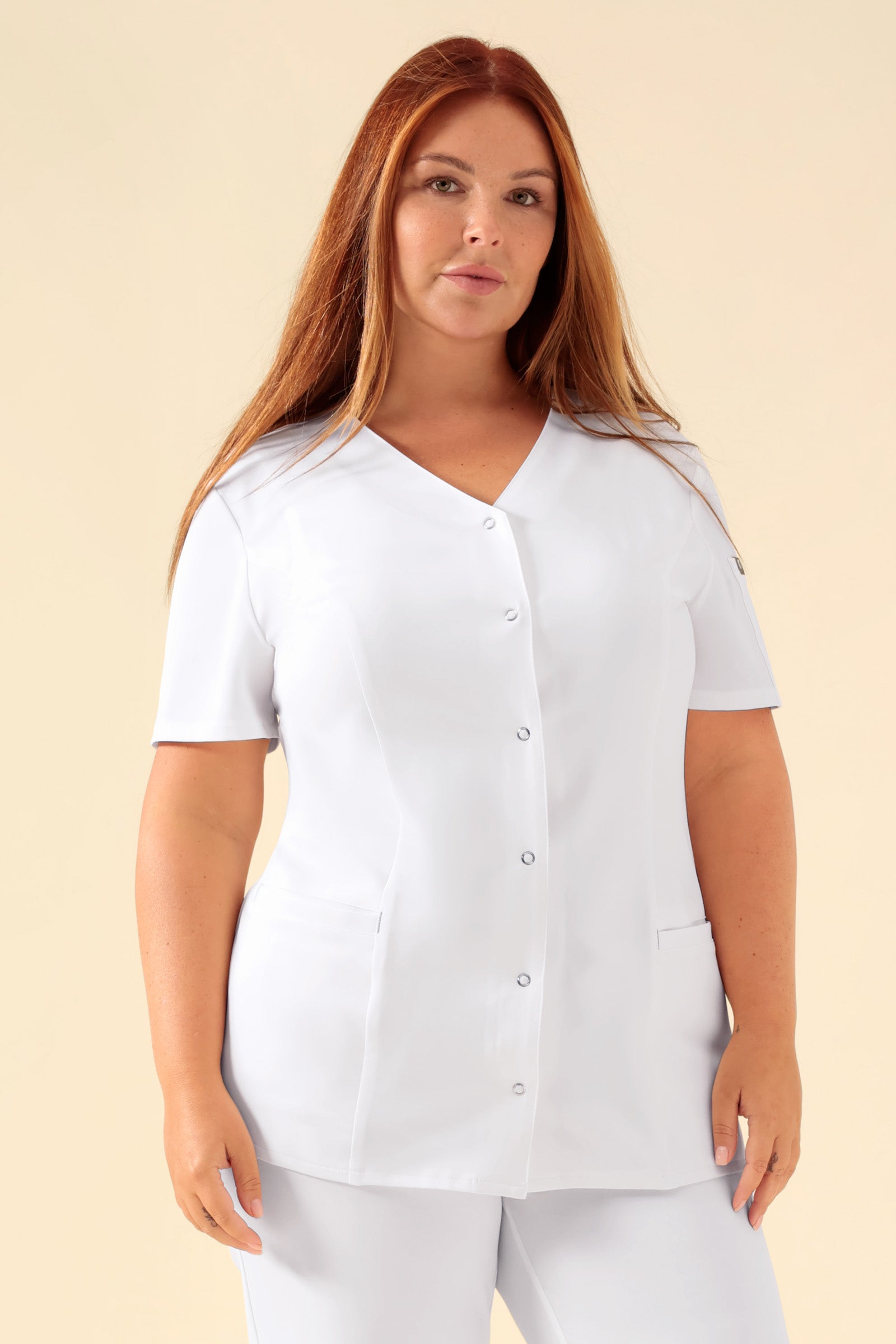 KAERE Kasack Damen - durchgeknöpft weiß, Vorderansicht Das Model ist 173 cm groß und trägt Größe XL