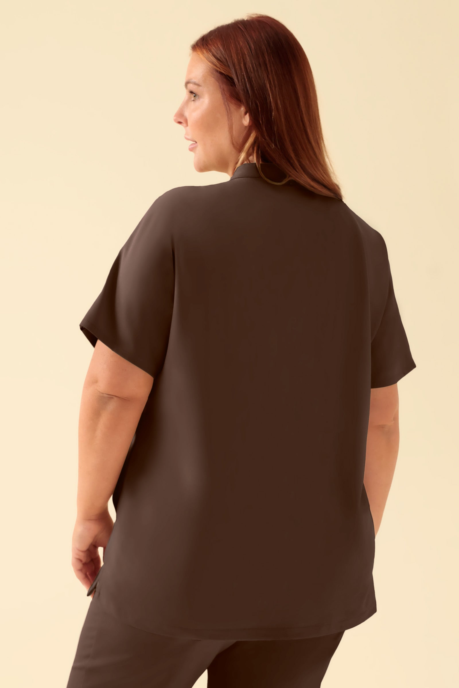 KAERE Schlupfkasack Damen - Stehkragen coffee, Vorderansicht Das Model ist 173 cm groß und trägt Größe XL