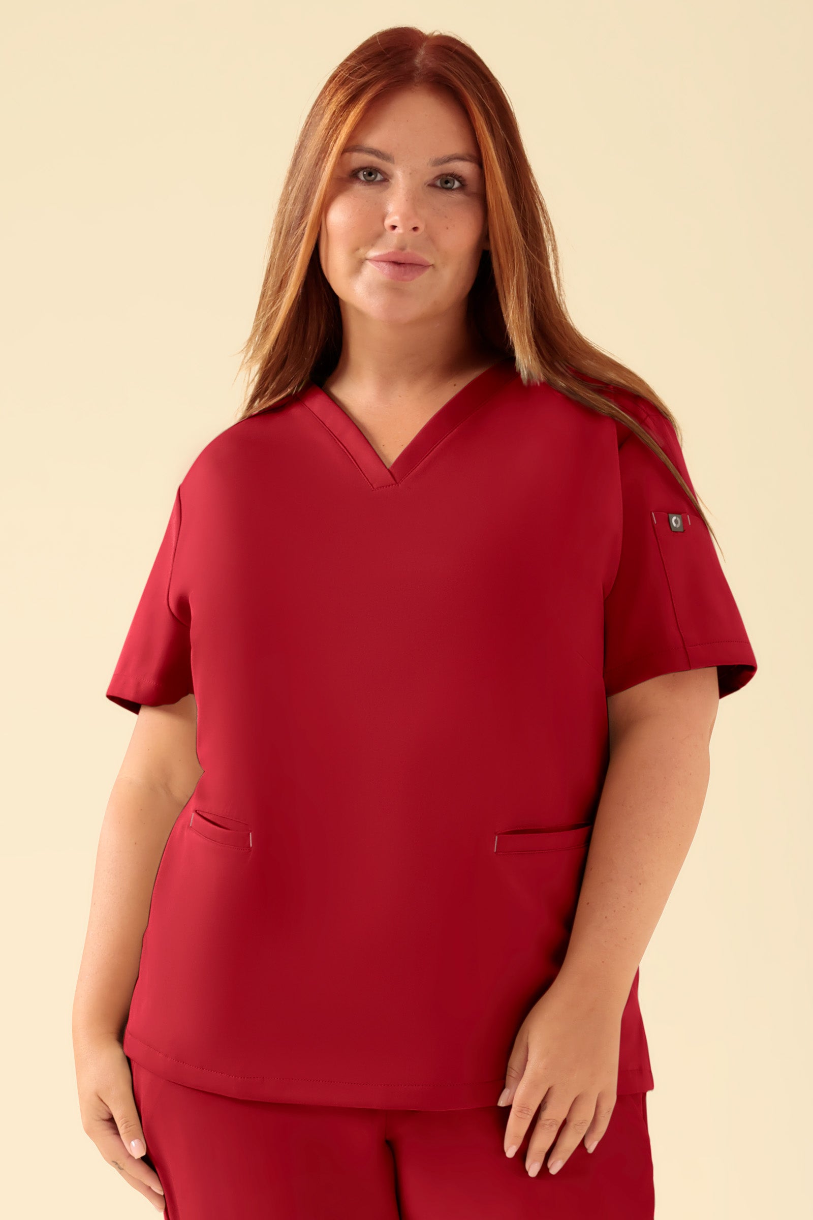 KAERE Schlupfkasack Damen - V-Ausschnitt rot, Vorderansicht Das Model ist 173 cm groß und trägt Größe XL