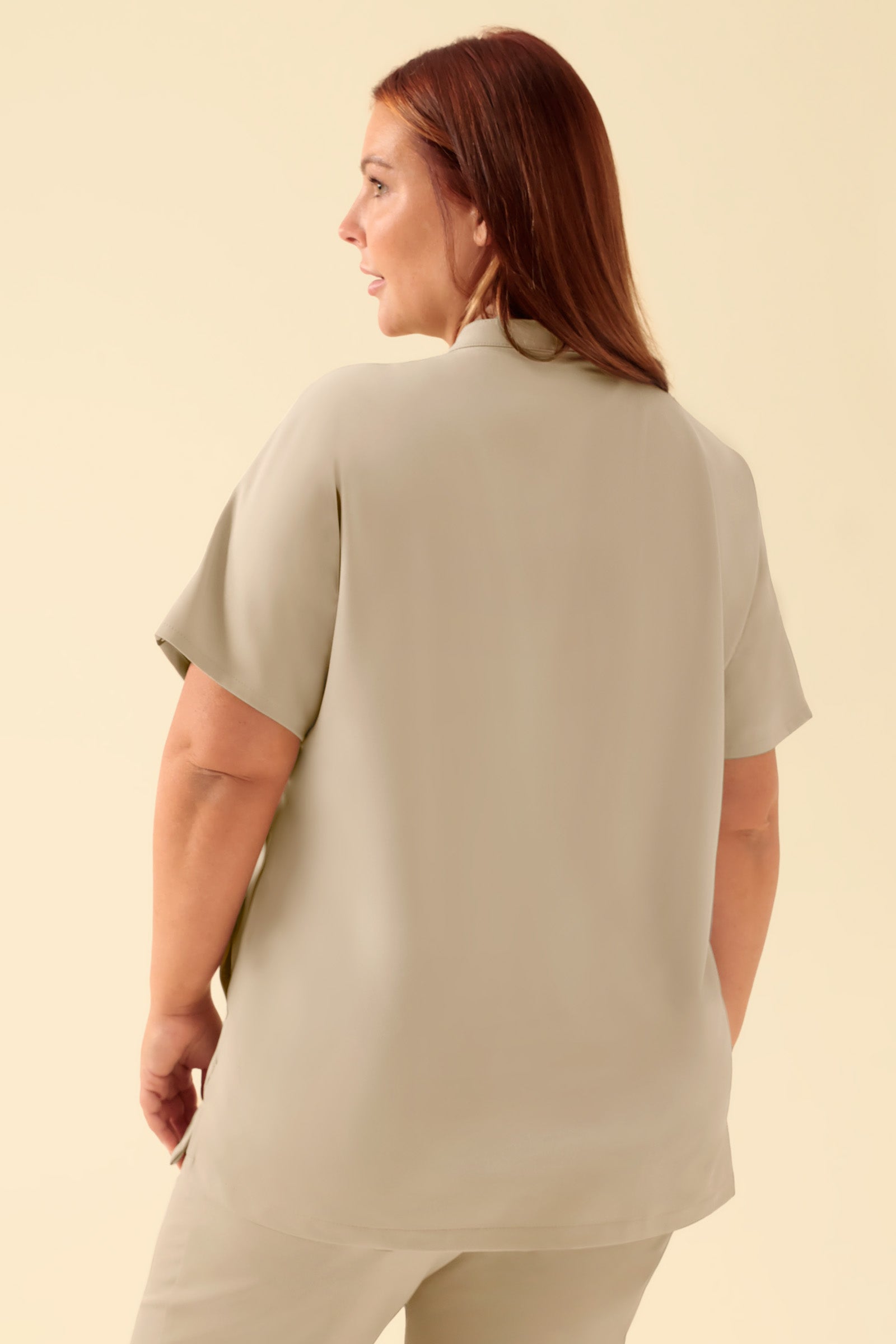 KAERE Schlupfkasack Damen - Stehkragen sand, Vorderansicht Das Model ist 173 cm groß und trägt Größe XL