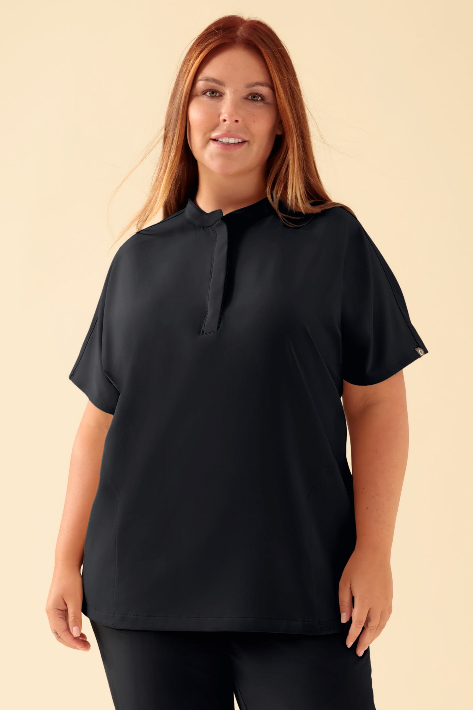 KAERE Schlupfkasack Damen - Stehkragen schwarz, Vorderansicht Das Model ist 173 cm groß und trägt Größe XL