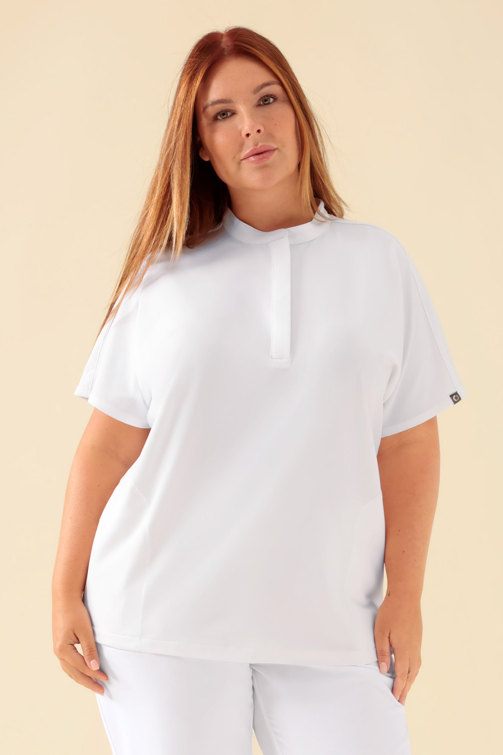 KAERE Schlupfkasack Damen - Stehkragen weiß, Vorderansicht Das Model ist 173 cm groß und trägt Größe XL