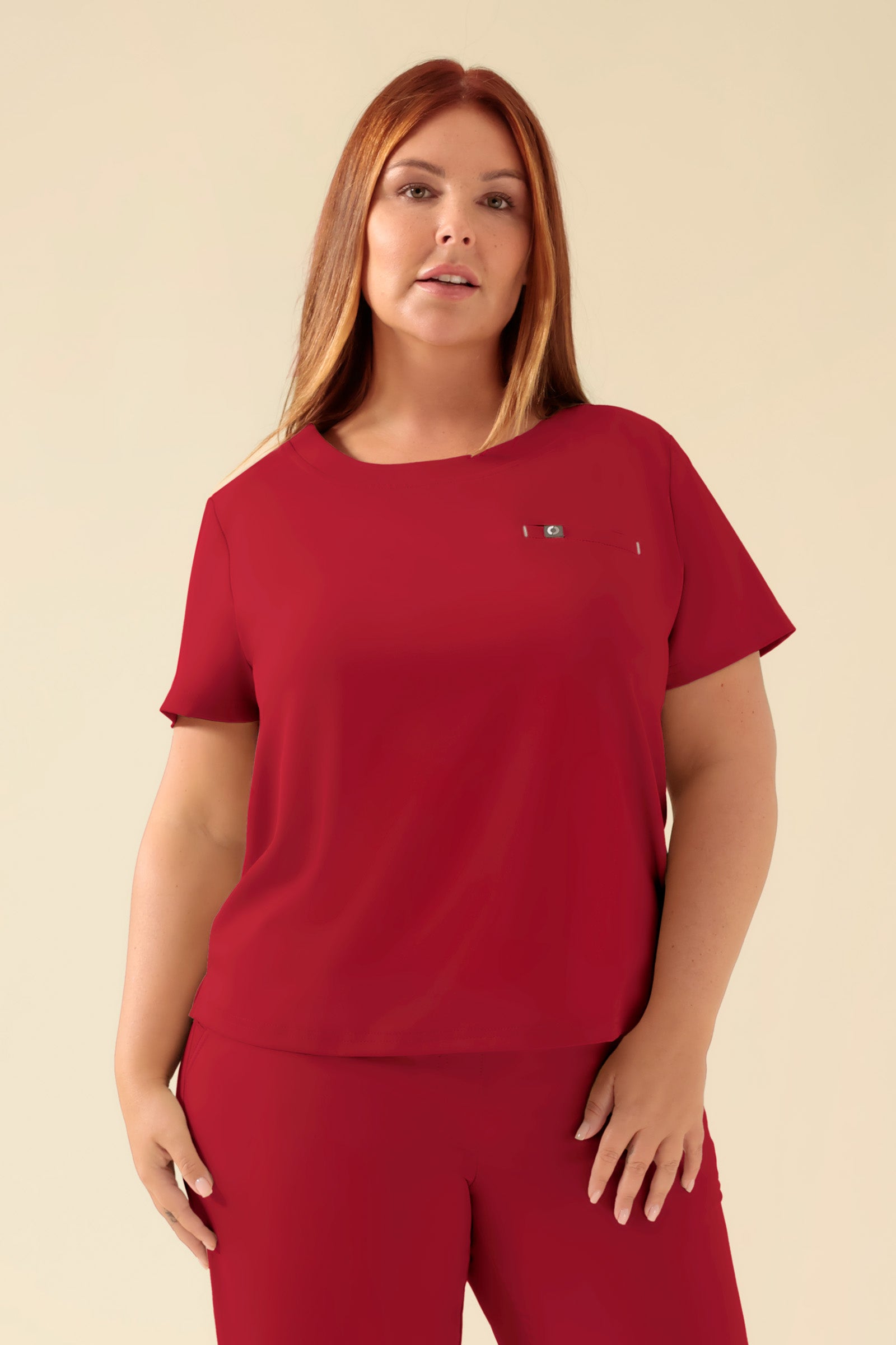 KAERE Shirt Damen - Rundhalsausschnitt rot, Vorderansicht Das Model ist 173 cm groß und trägt Größe XL