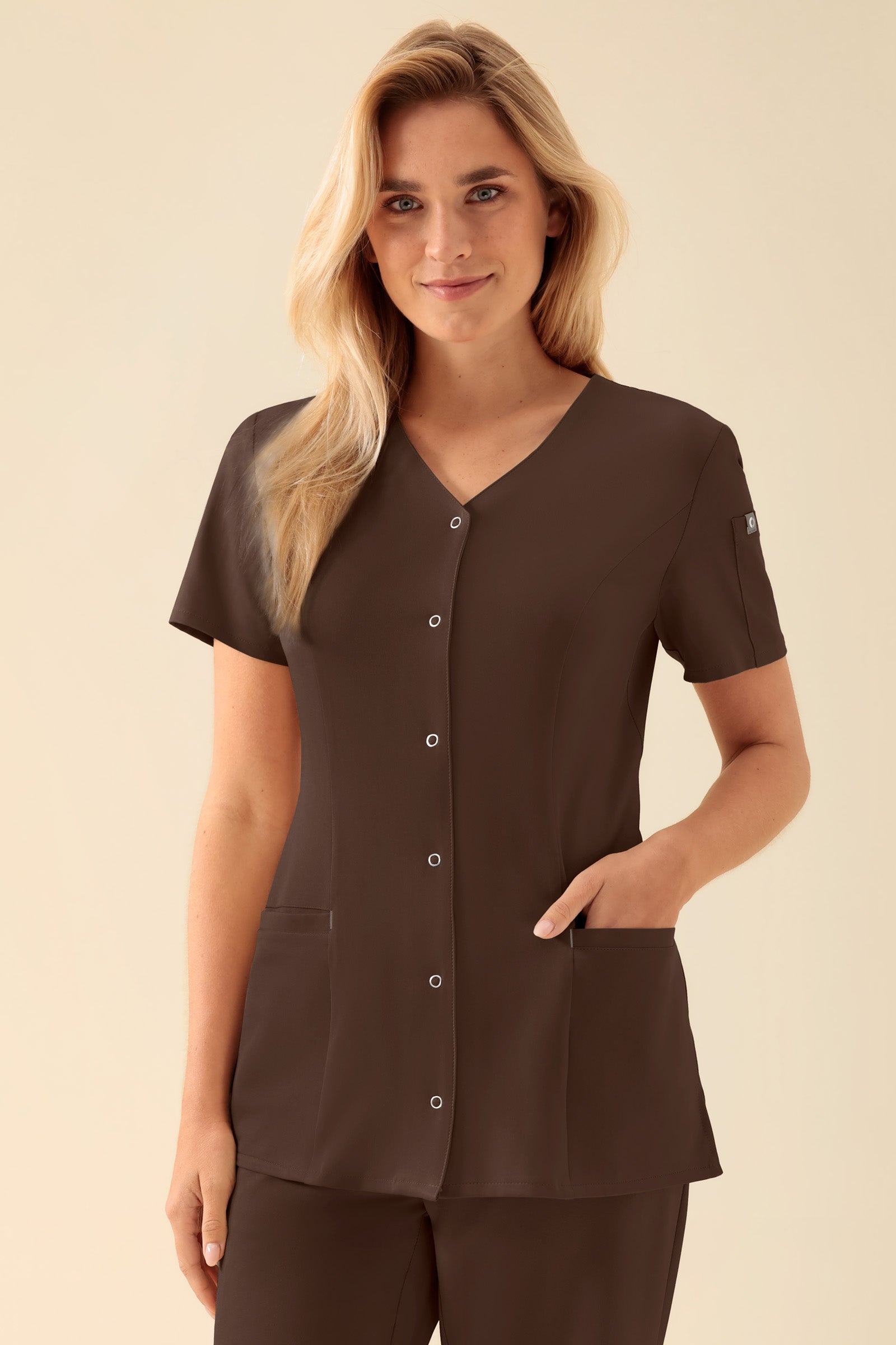 KAERE Kasack Damen - durchgeknöpft coffee, Vorderansicht Das Model ist 177 cm groß und trägt Größe S