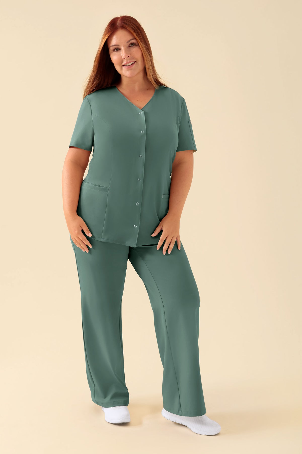 KAERE Kasack Damen - durchgeknöpft dunkelgrün, Vorderansicht Das Model ist 173 cm groß und trägt Größe XL