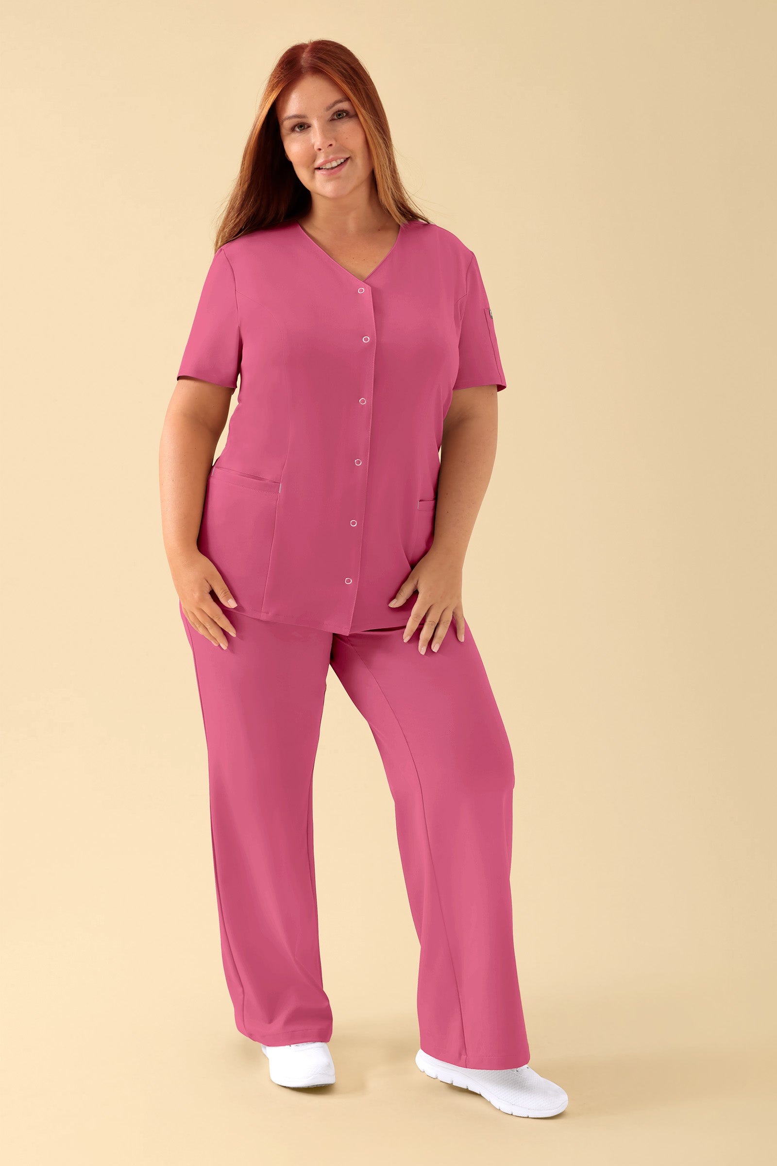 KAERE Kasack Damen - durchgeknöpft rosenholz, Vorderansicht Das Model ist 173 cm groß und trägt Größe XL