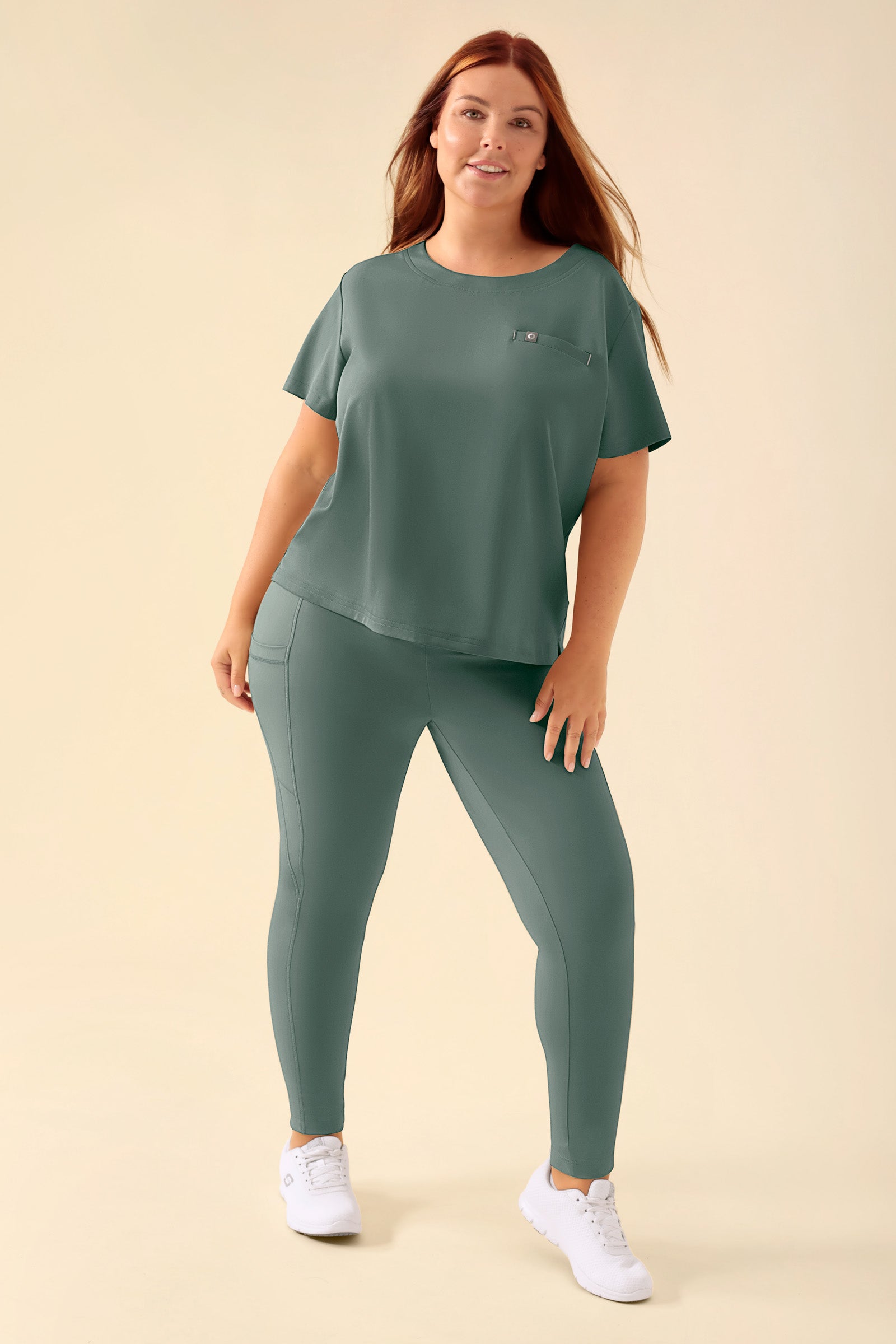 KAERE Leggings Damen - super elastisch dunkelgrün, Vorderansicht Das Model ist 173 cm groß und trägt Größe XL