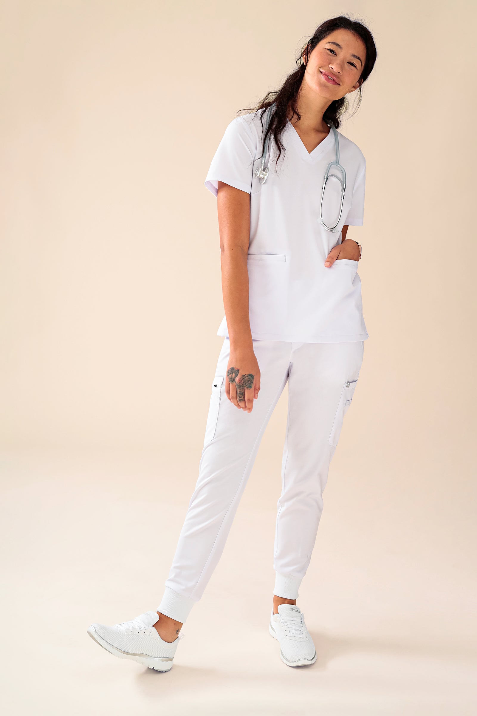 KAERE Hose Damen - Saumbündchen mit Beintaschen weiß, Vorderansicht Das Model ist 174 cm groß und trägt Größe S