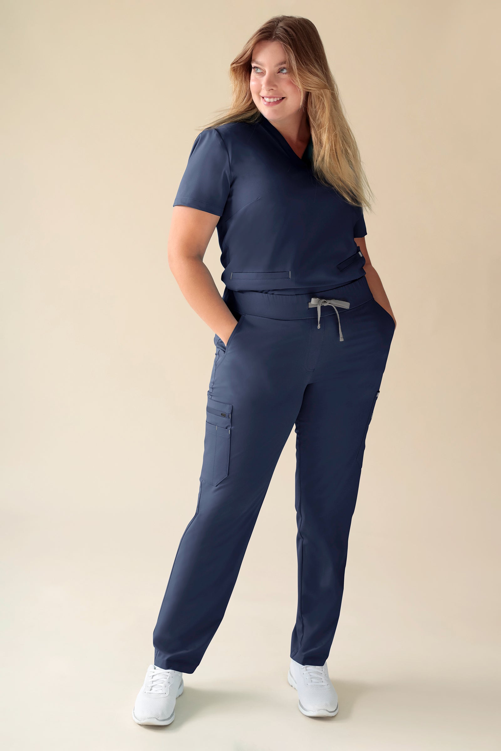 KAERE Hose Damen - gerader Saum mit Beintaschen navy, Vorderansicht Das Model ist 174 cm groß und trägt Größe XL