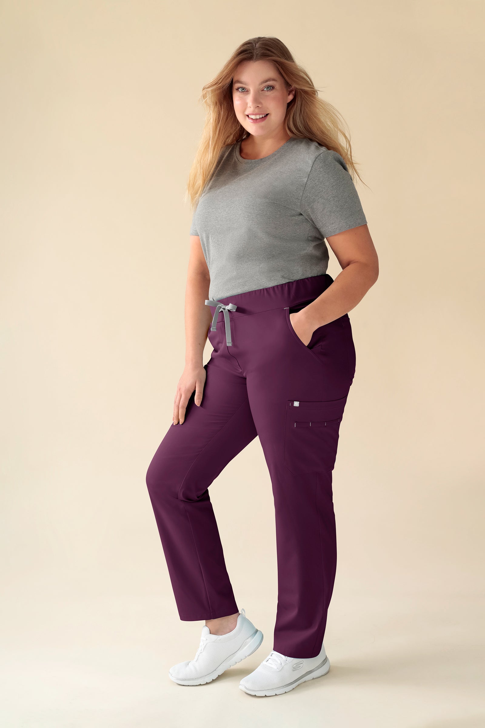 KAERE Hose Damen - gerader Saum mit Beintaschen pflaume, Vorderansicht Das Model ist 174 cm groß und trägt Größe XL