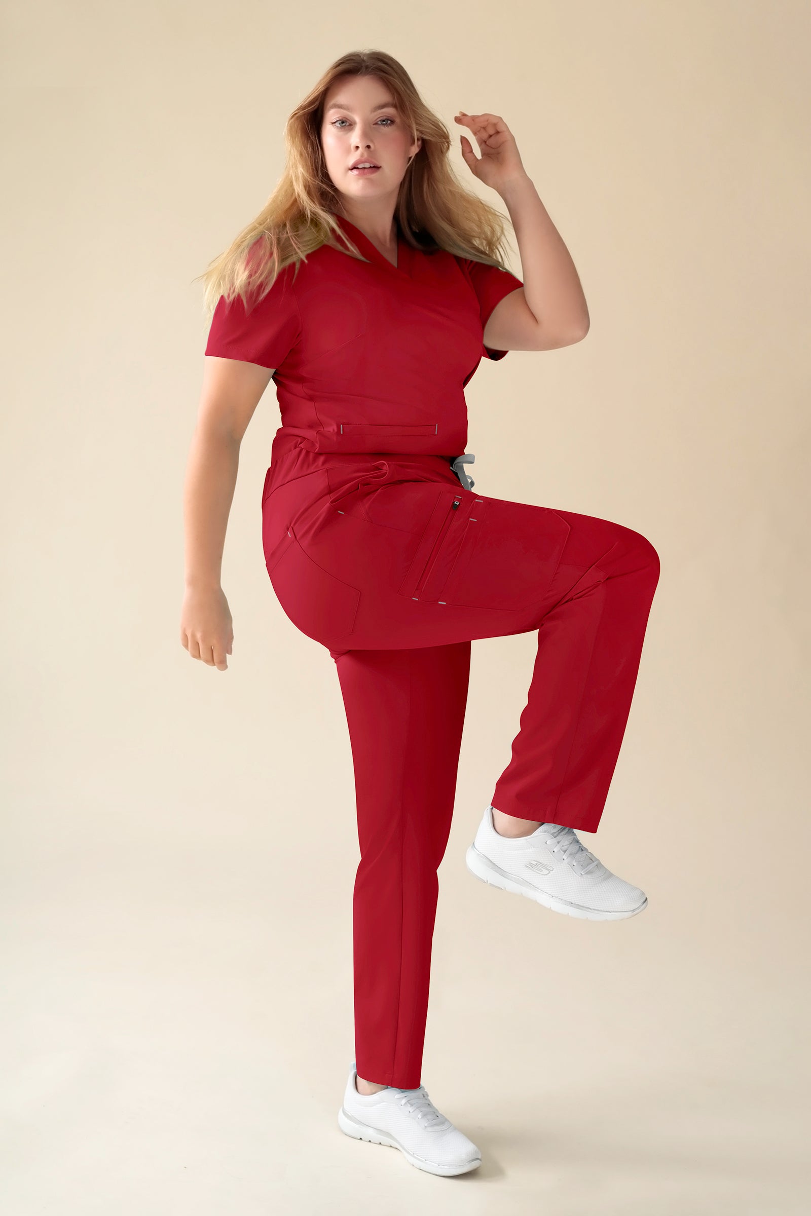 KAERE Hose Damen - gerader Saum mit Beintaschen rot, Vorderansicht Das Model ist 174 cm groß und trägt Größe XL