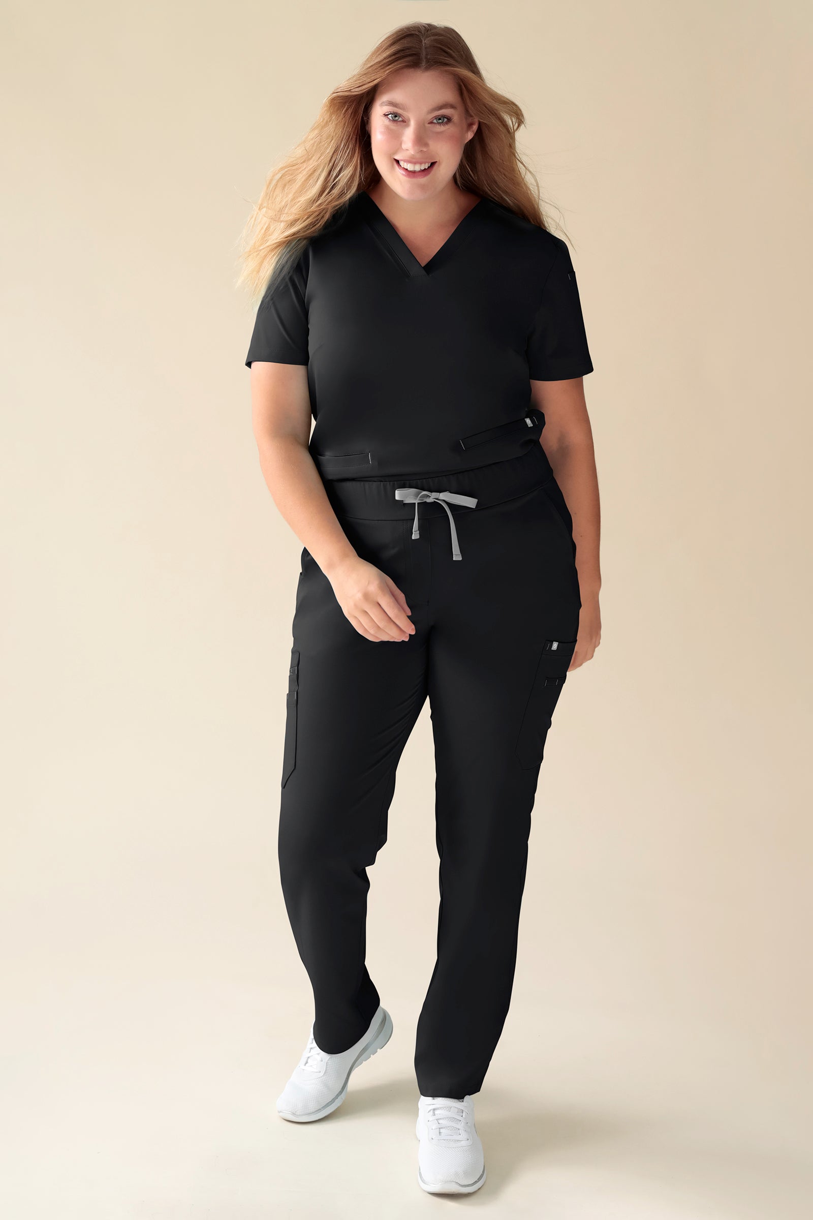 KAERE Hose Damen - gerader Saum mit Beintaschen schwarz, Vorderansicht Das Model ist 174 cm groß und trägt Größe XL