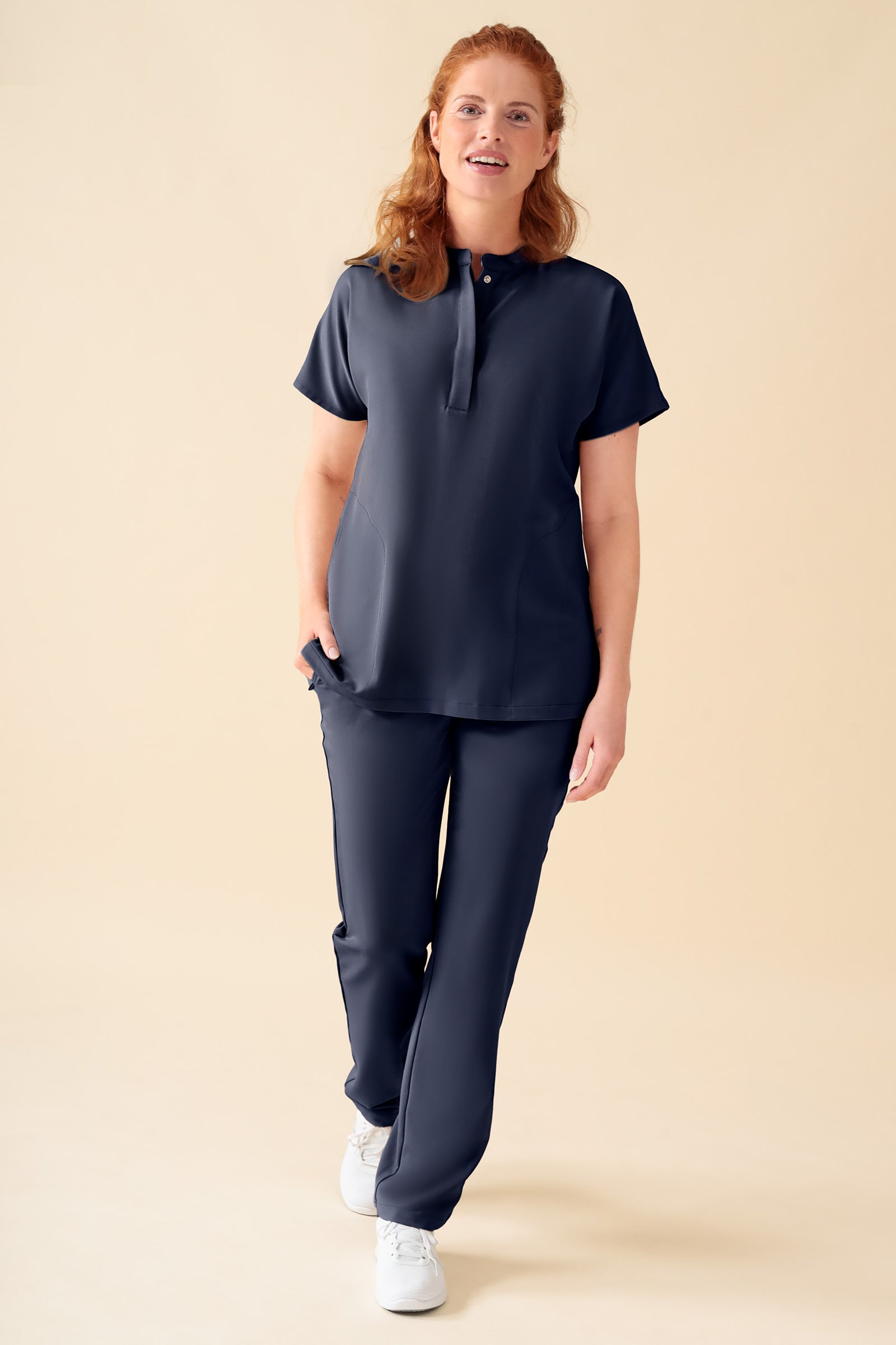 KAERE Hose Damen - gerader Saum ohne Beintaschen navy, Vorderansicht Das Model ist 175 cm groß und trägt Größe S