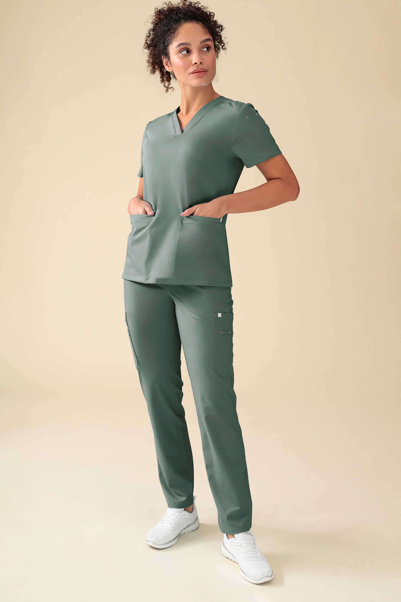 KAERE Hose Damen - gerader Saum mit Beintaschen dunkelgrün, Vorderansicht Das Model ist 176 cm groß und trägt Größe S