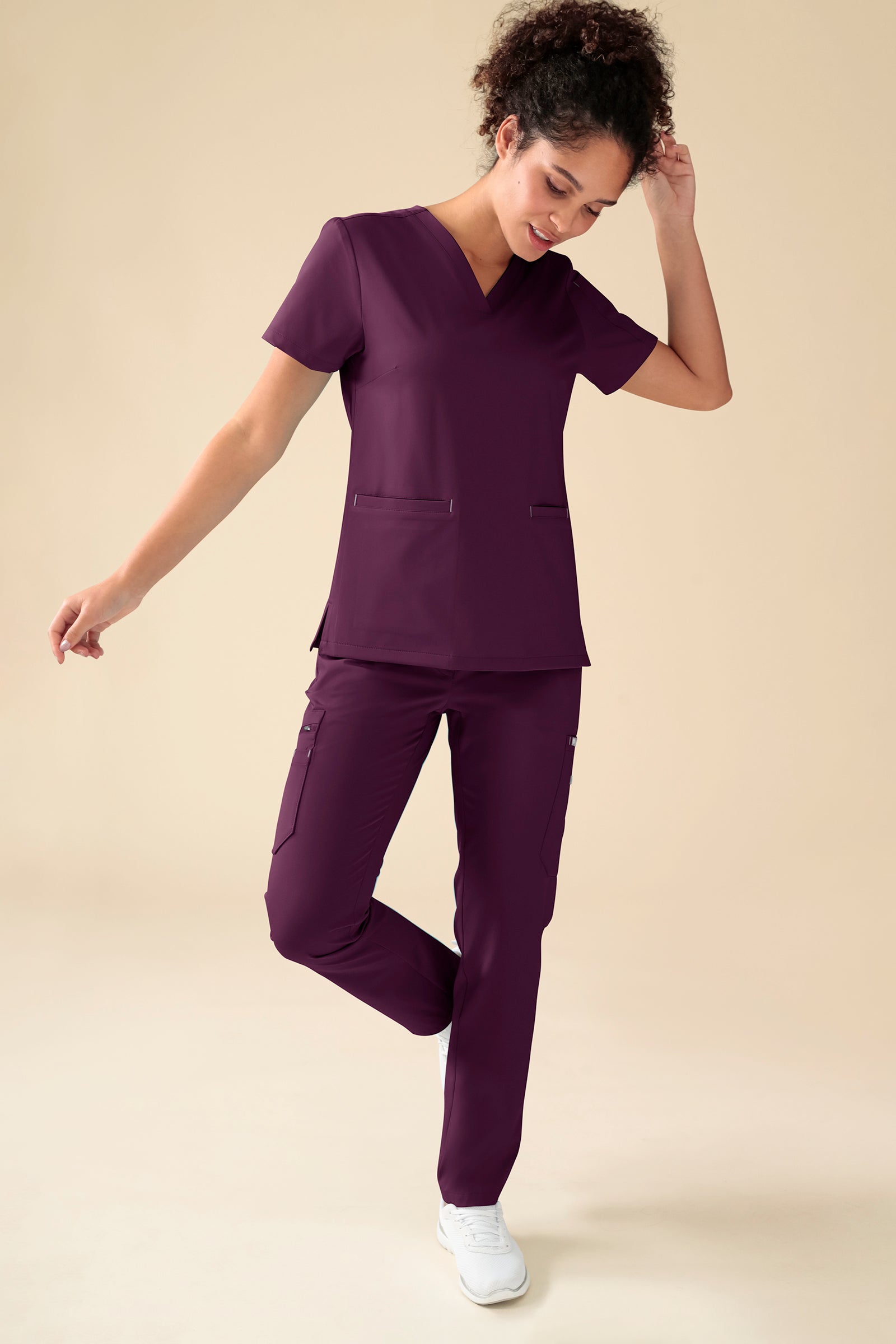 KAERE Hose Damen - gerader Saum mit Beintaschen pflaume, Vorderansicht Das Model ist 176 cm groß und trägt Größe S