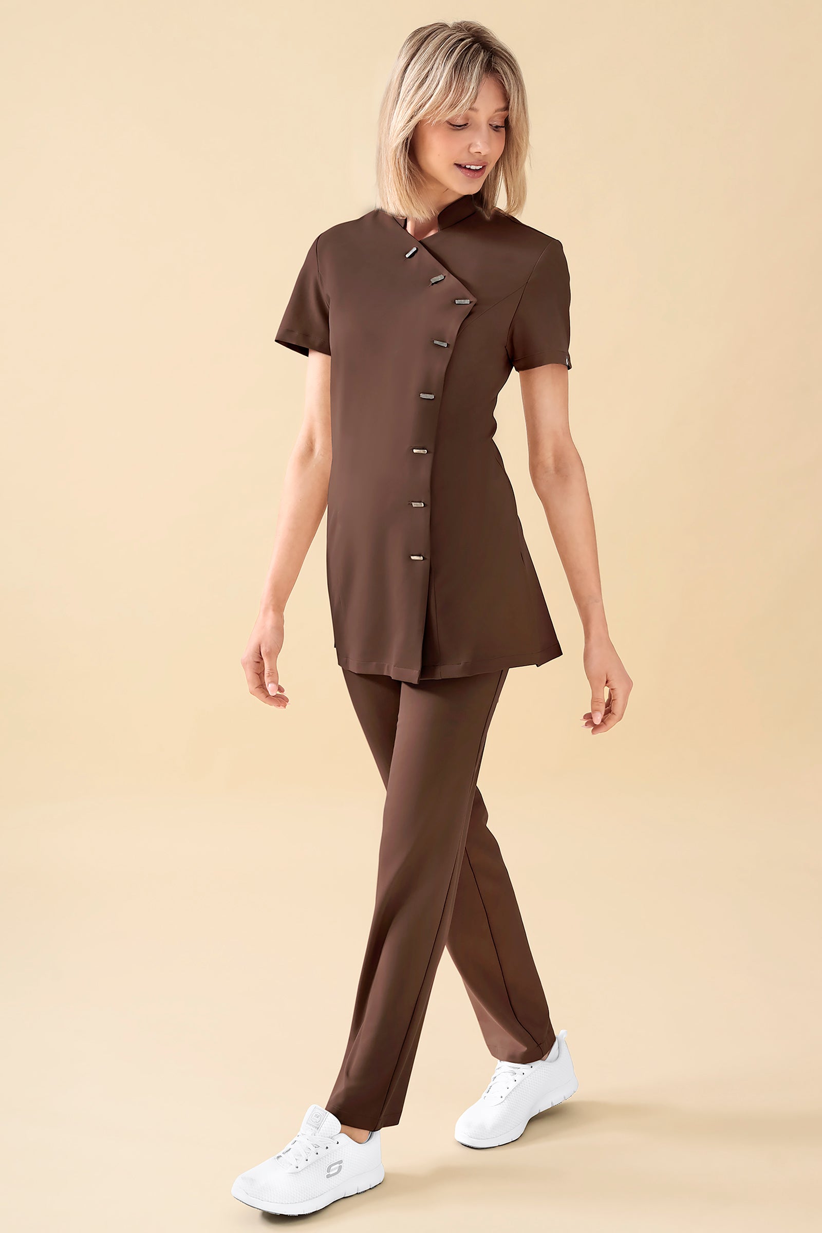 KAERE Kasack Damen - asymmetrische Knopfleiste coffee, Vorderansicht Das Model ist 176 cm groß und trägt Größe S