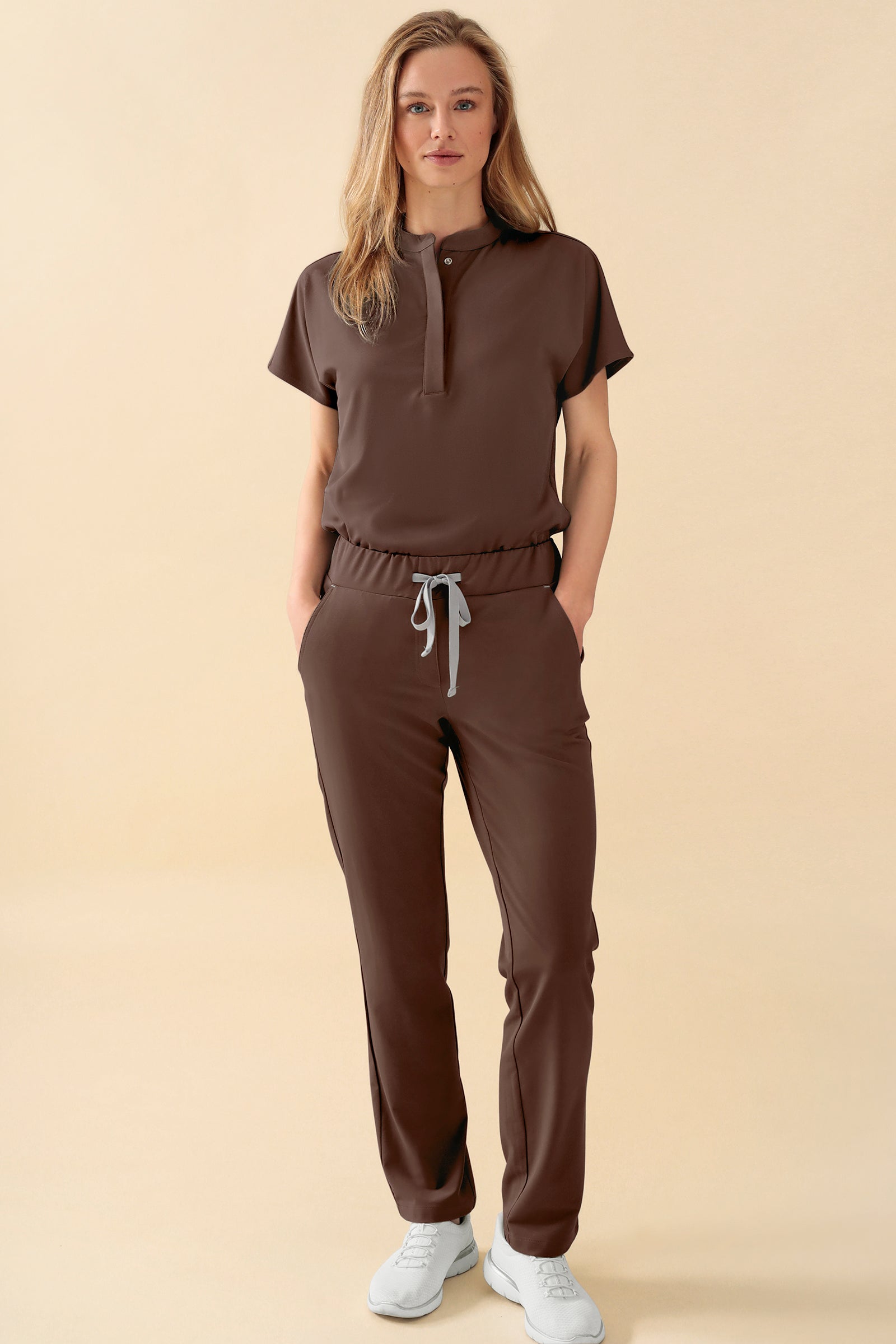 KAERE Hose Damen - gerader Saum ohne Beintaschen coffee, Vorderansicht Das Model ist 177 cm groß und trägt Größe S