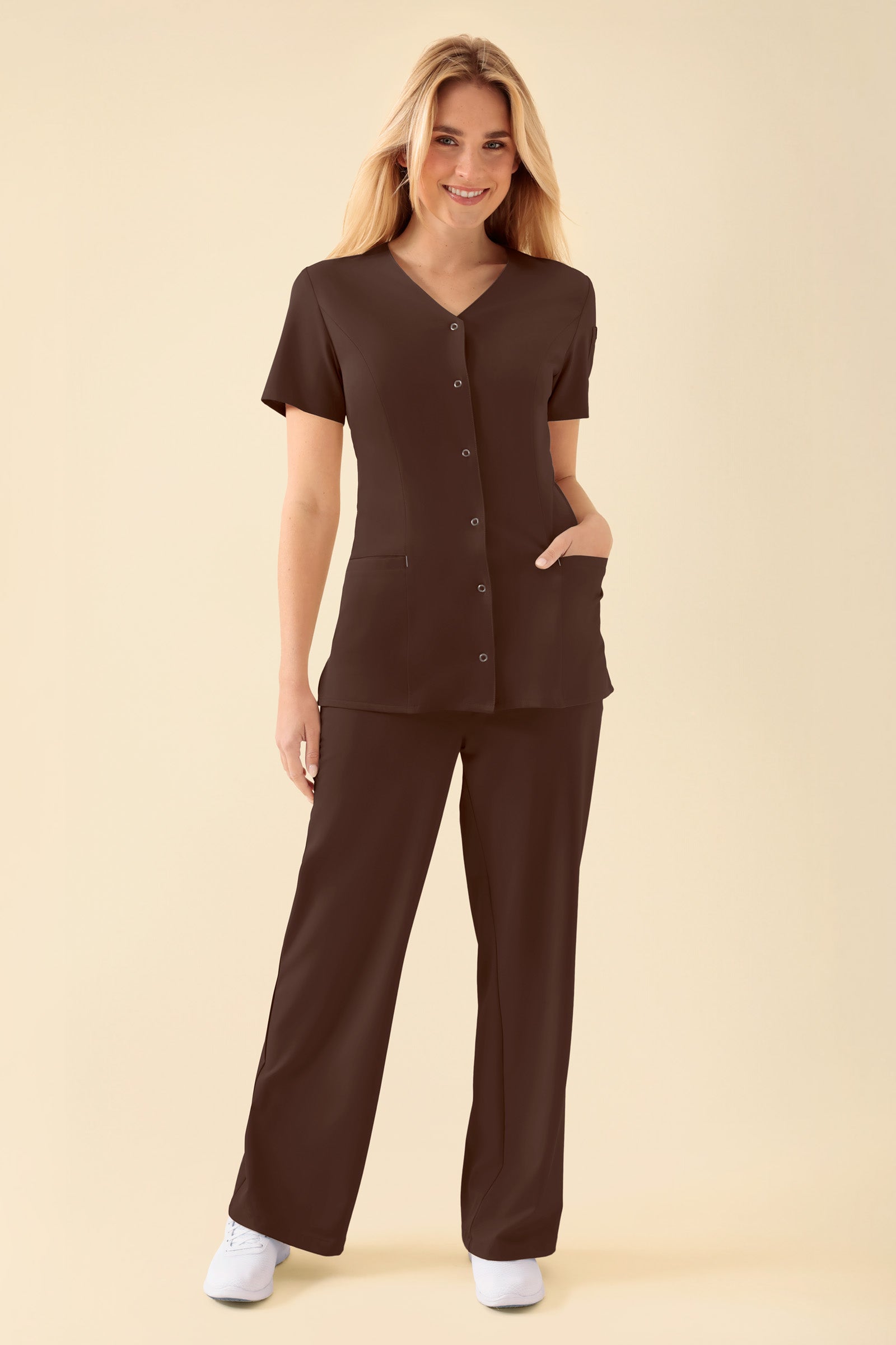 KAERE Kasack Damen - durchgeknöpft coffee, Vorderansicht Das Model ist 177 cm groß und trägt Größe S