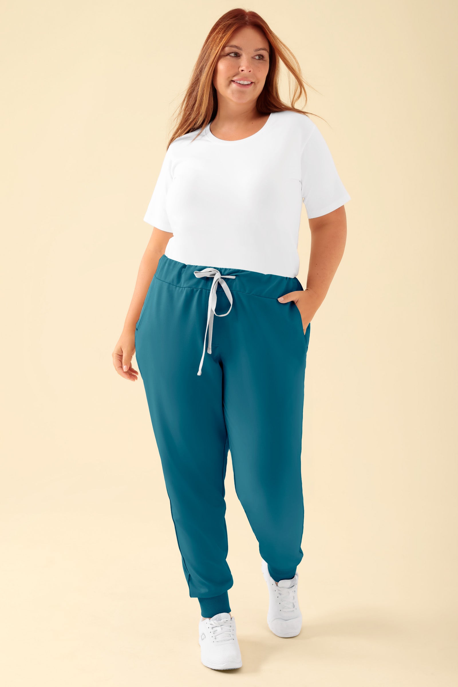 KAERE Hose Damen - Saumbündchen ohne Beintaschen petrol, Vorderansicht Das Model ist 173 cm groß und trägt Größe XL