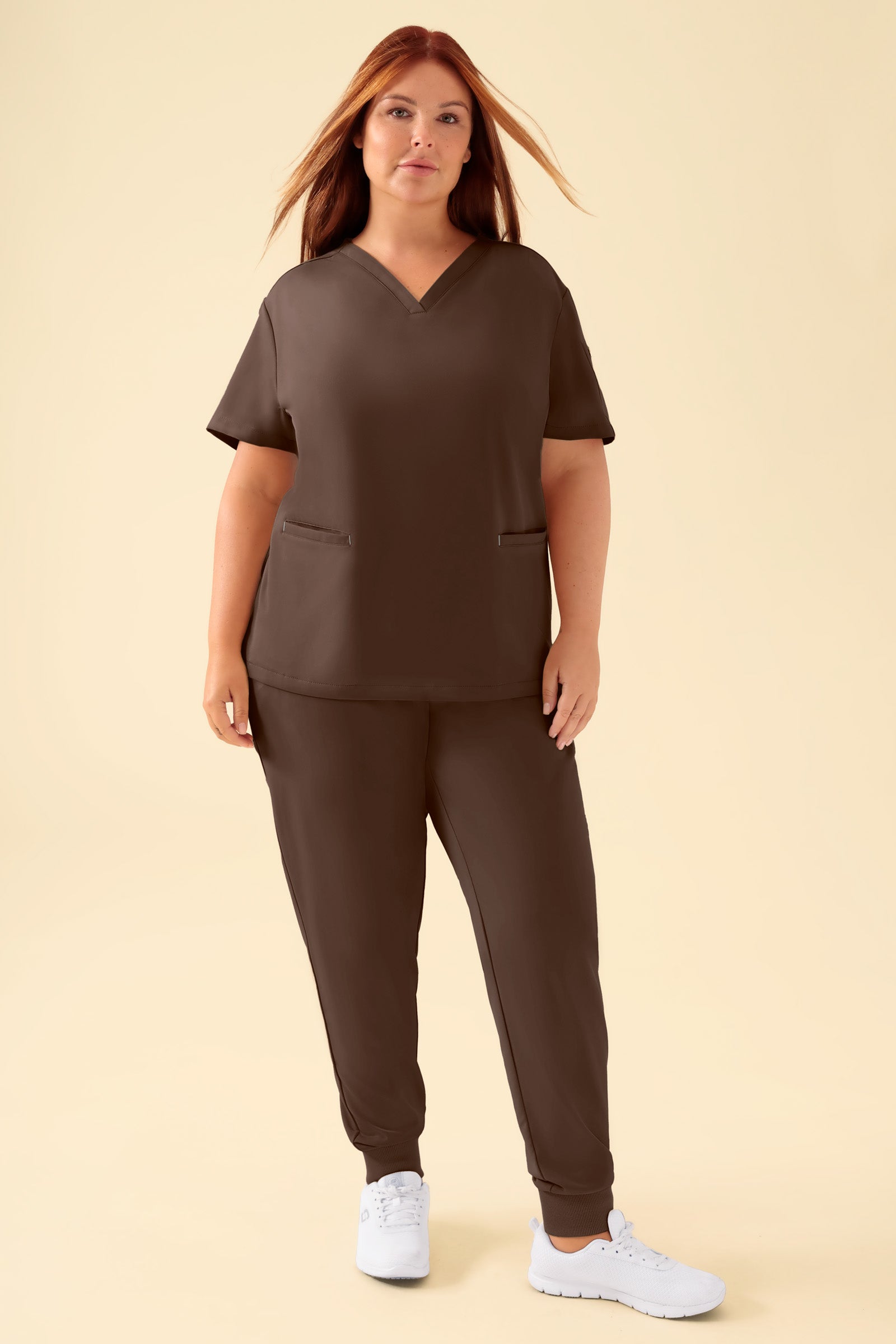 KAERE Schlupfkasack Damen - V-Ausschnitt coffee, Vorderansicht Das Model ist 173 cm groß und trägt Größe XL