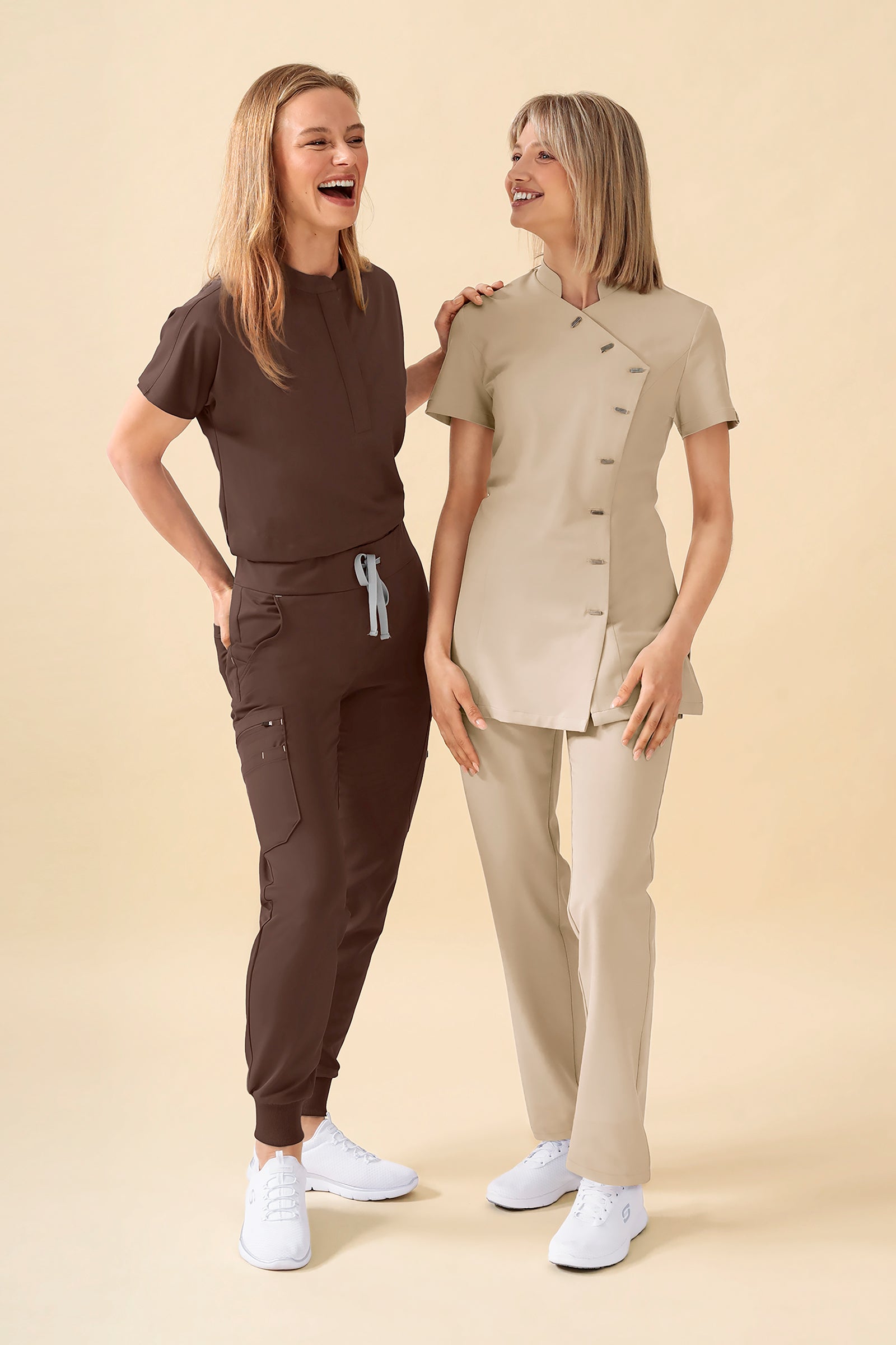KAERE Kasack Damen - asymmetrische Knopfleiste sand, Vorderansicht 