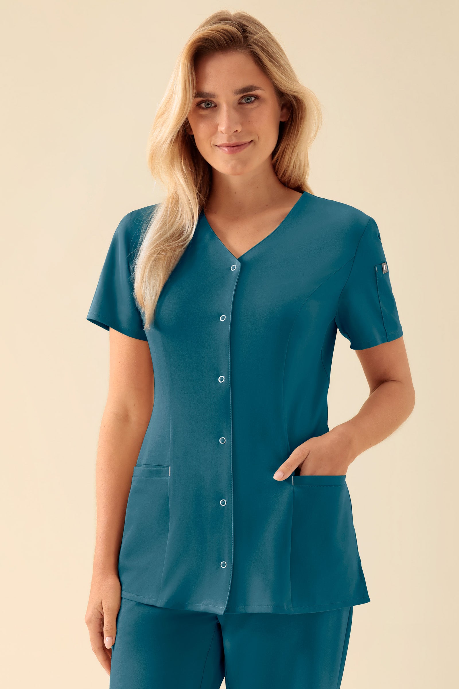 KAERE Kasack Damen - durchgeknöpft petrol, Vorderansicht Das Model ist 177 cm groß und trägt Größe S