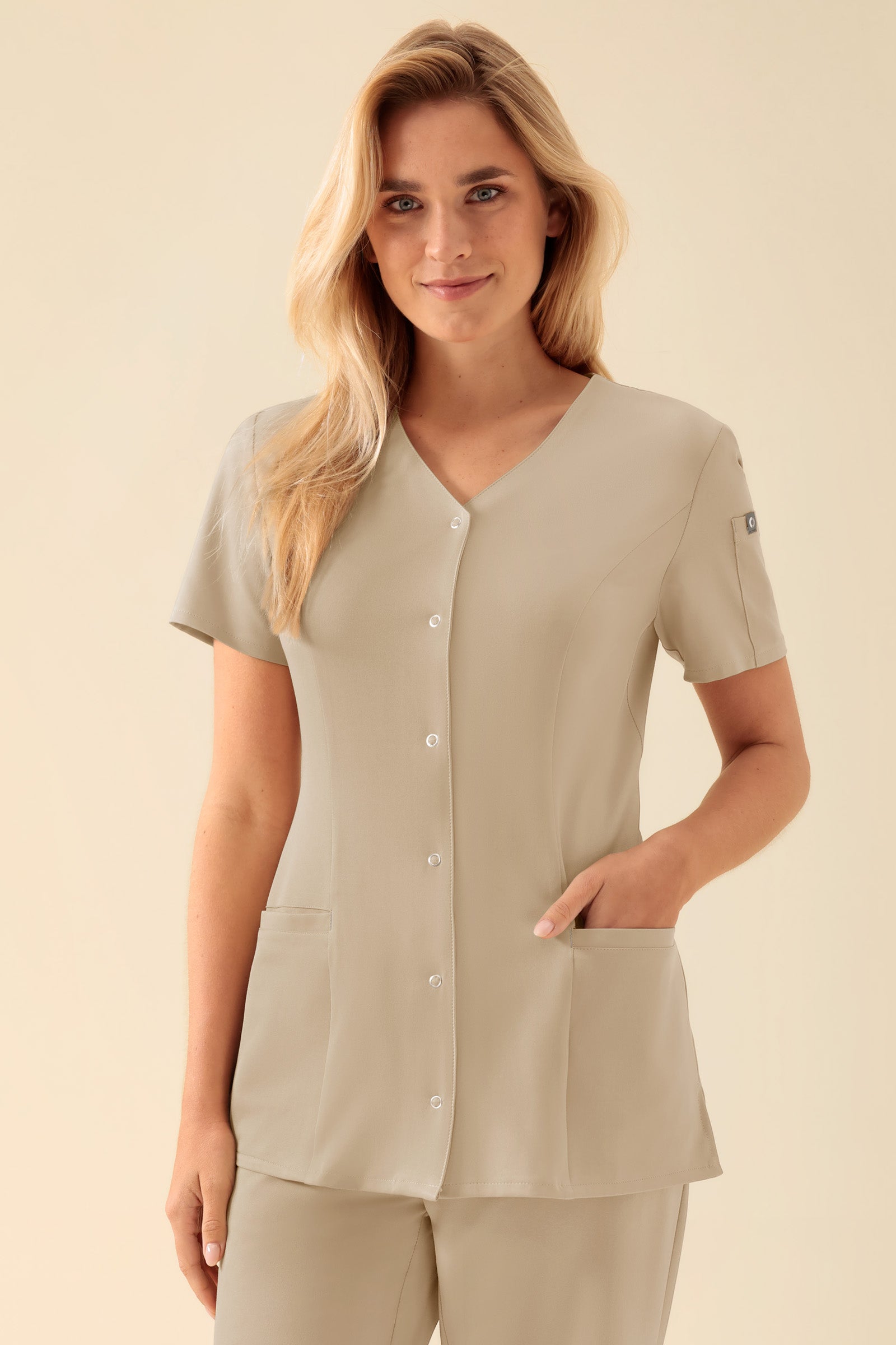 KAERE Kasack Damen - durchgeknöpft sand, Vorderansicht Das Model ist 177 cm groß und trägt Größe S