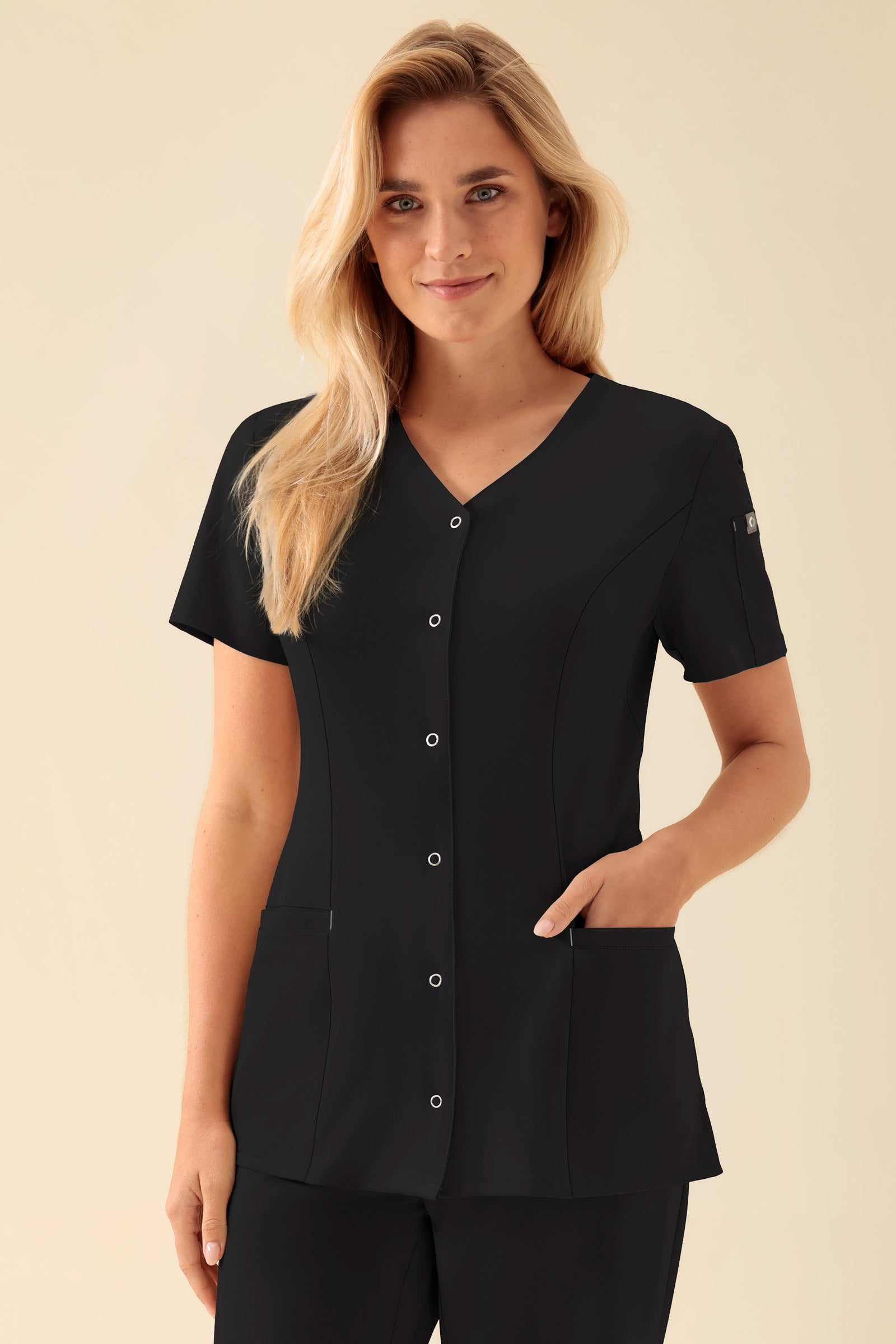 KAERE Kasack Damen - durchgeknöpft schwarz, Vorderansicht Das Model ist 177 cm groß und trägt Größe S