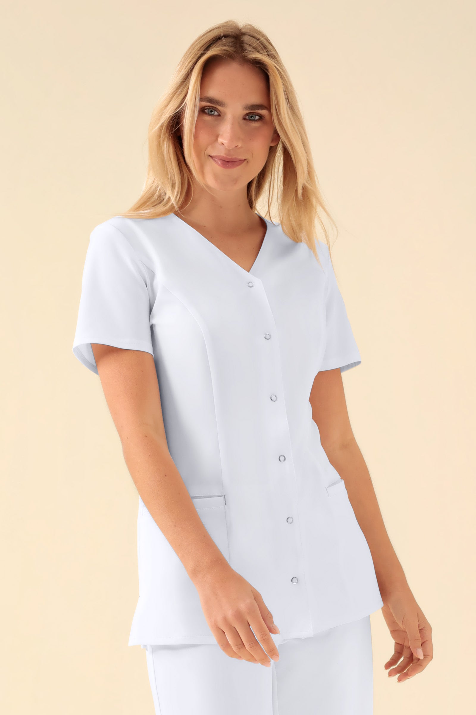 KAERE Kasack Damen - durchgeknöpft weiß, Vorderansicht Das Model ist 177 cm groß und trägt Größe S